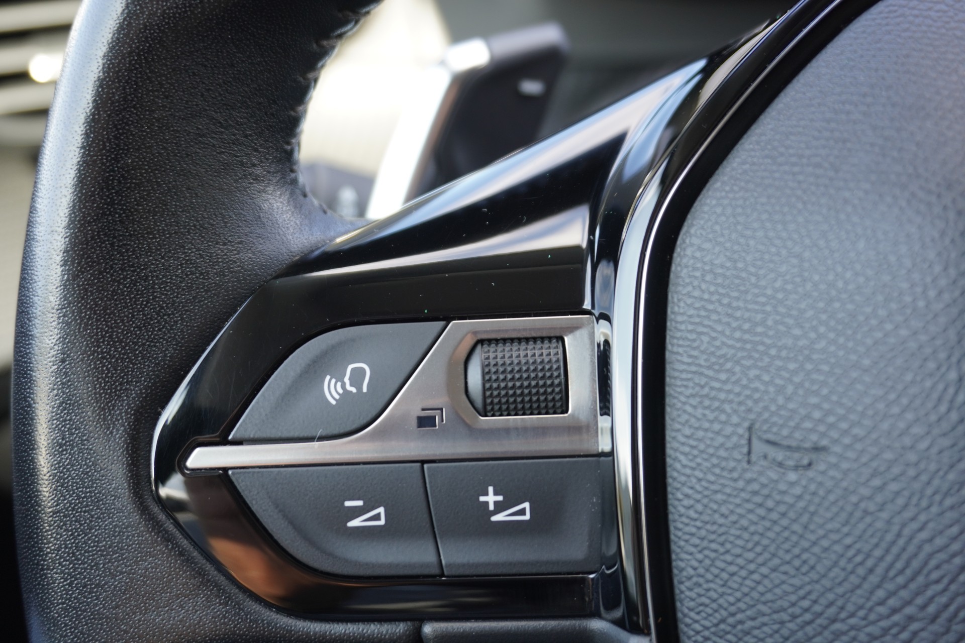 PEUGEOT 208 1.2 PureTech Allure Pack EAT8-image-26