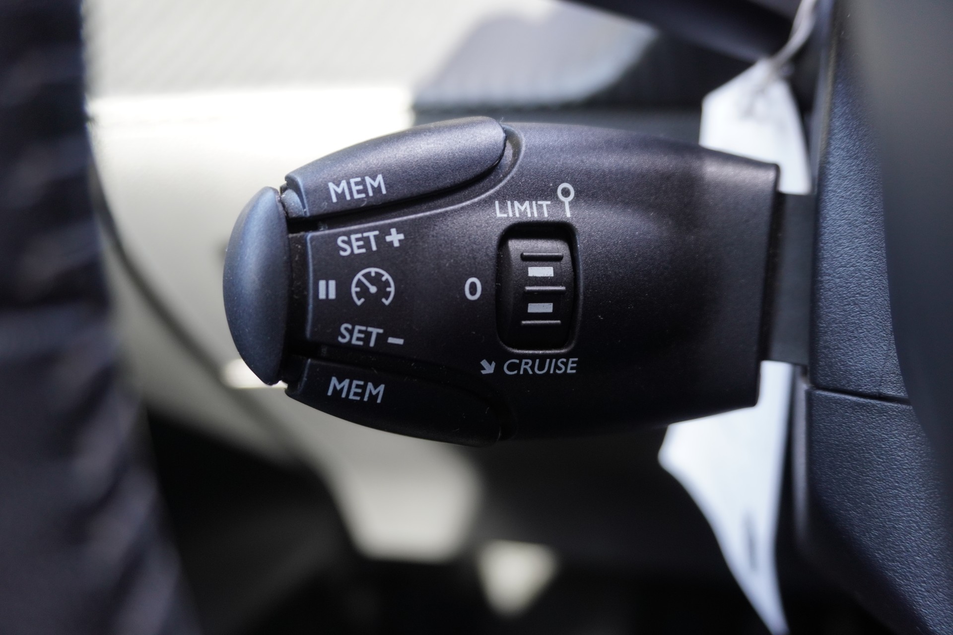PEUGEOT 208 1.2 PureTech Allure Pack EAT8-image-27