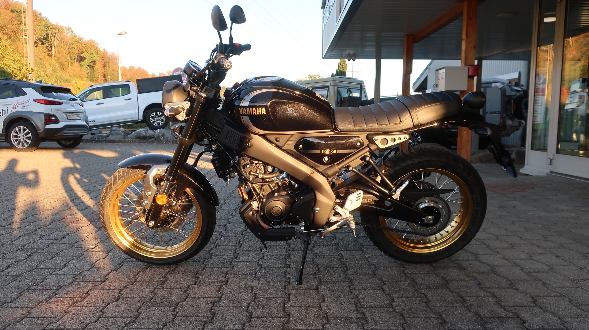 YAMAHA XSR 125 Legacy-showroom-element-2