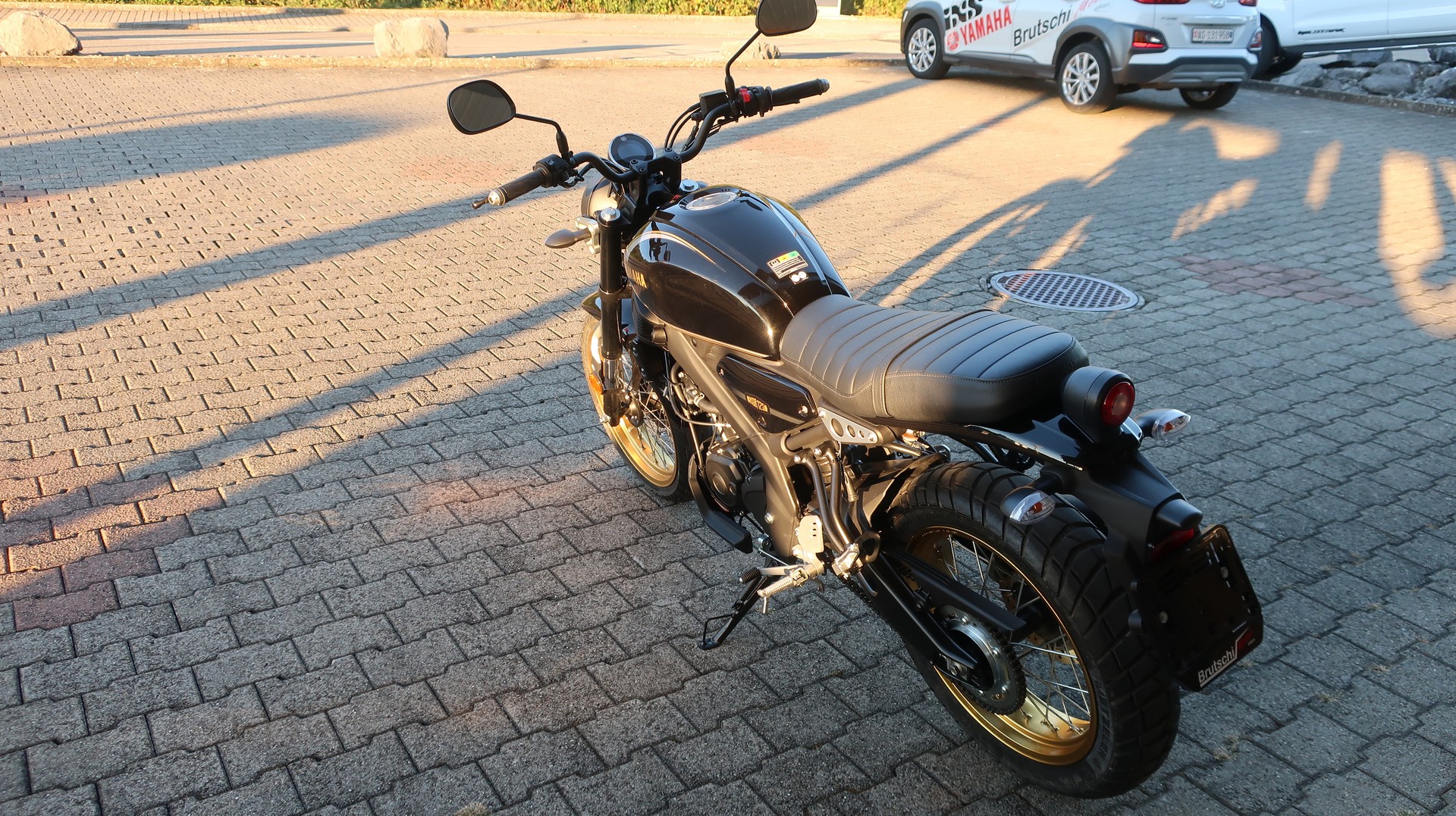 YAMAHA XSR 125 Legacy-showroom-element-1
