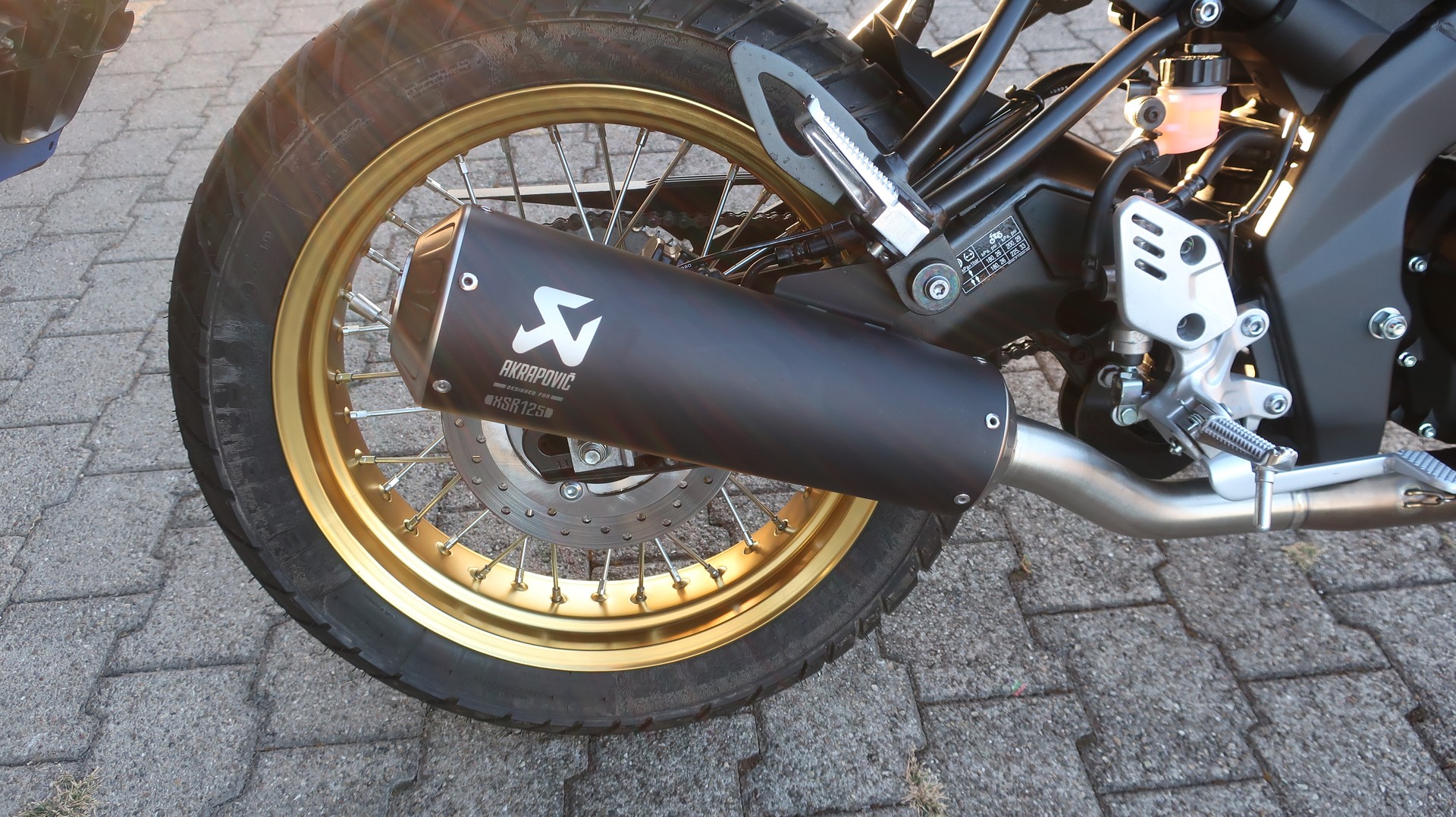 YAMAHA XSR 125 Legacy-showroom-element-3