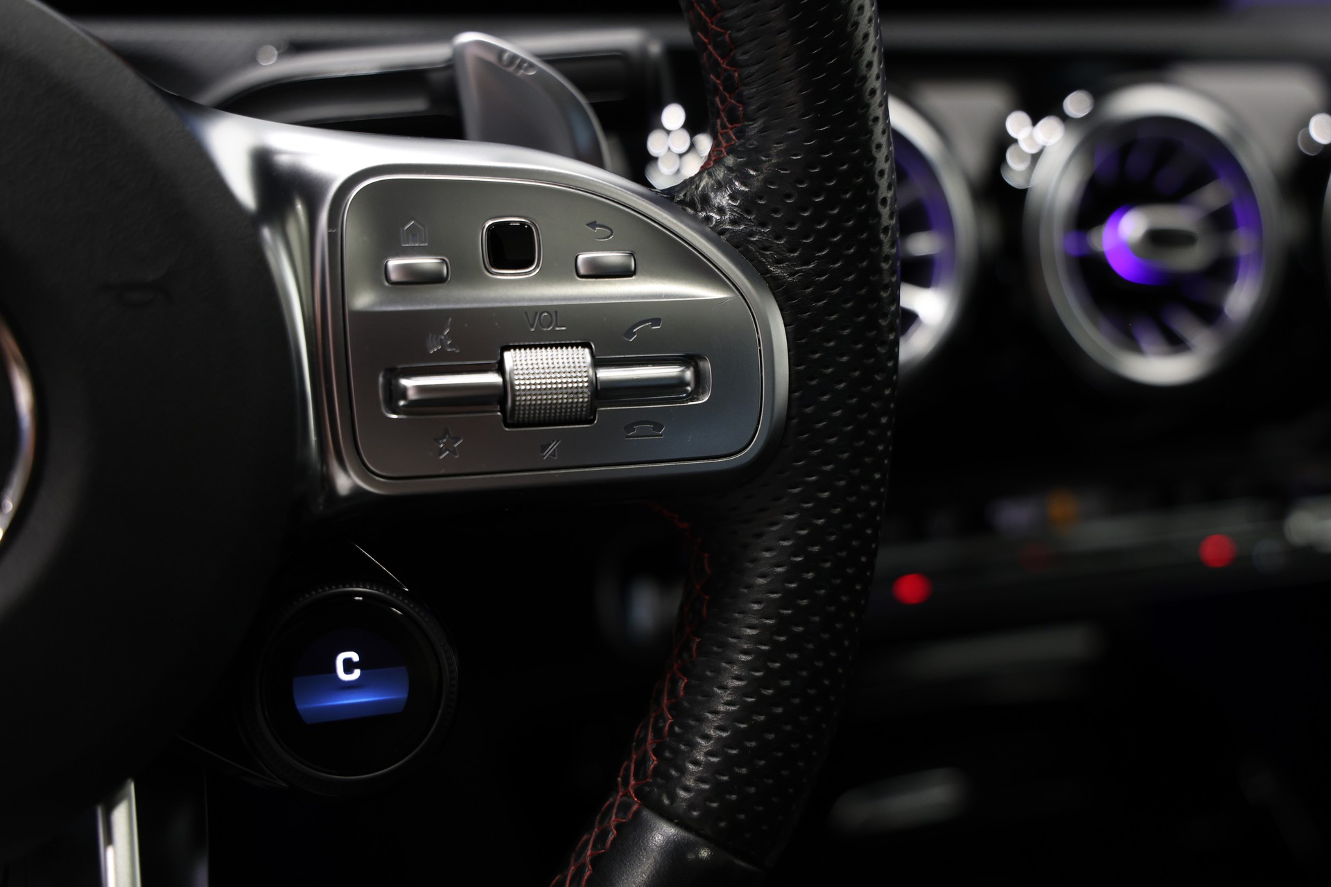 MERCEDES-BENZ A 35 AMG 4Matic Speedshift *CH-Fahrzeug*Aerodynamik-Paket*-image-23