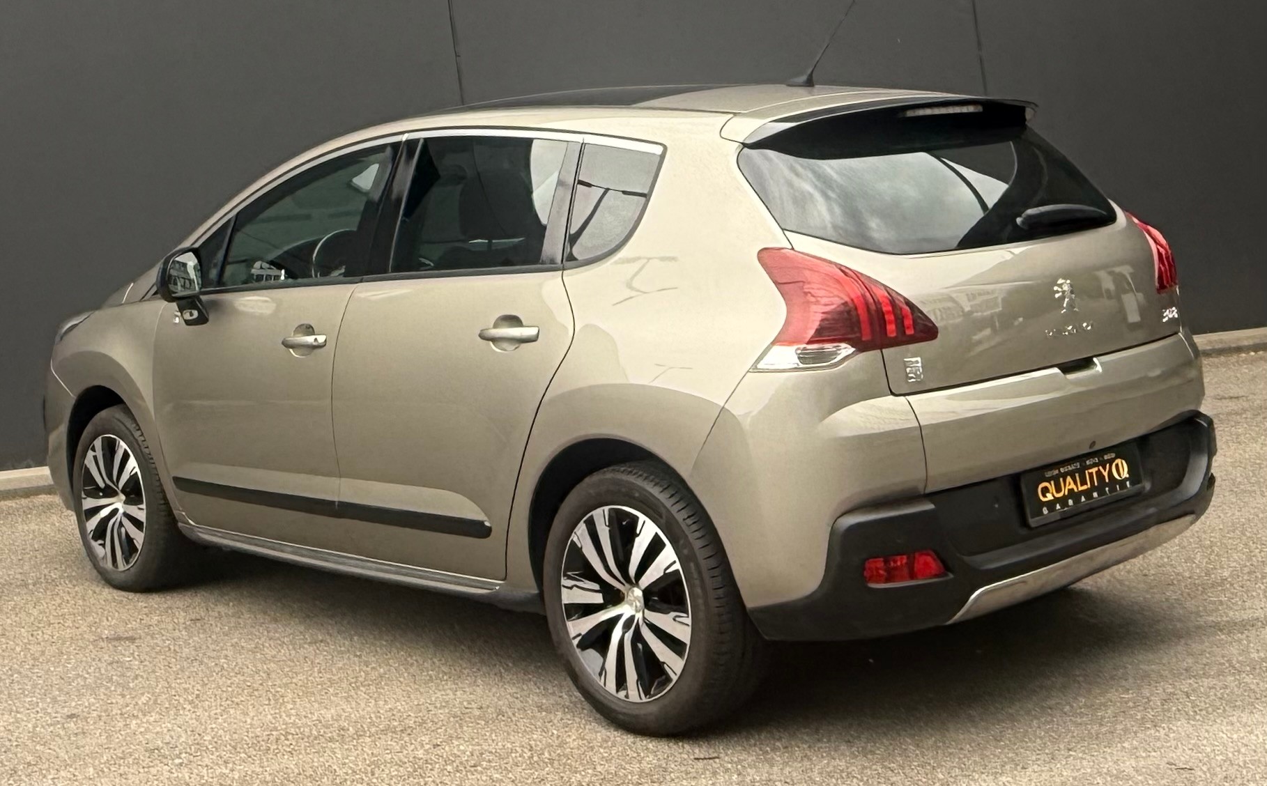 PEUGEOT 3008 HYbrid4 2.0 HDI ETG6-image-2