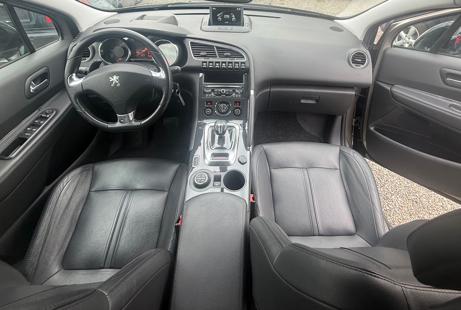 PEUGEOT 3008 HYbrid4 2.0 HDI ETG6-image-6