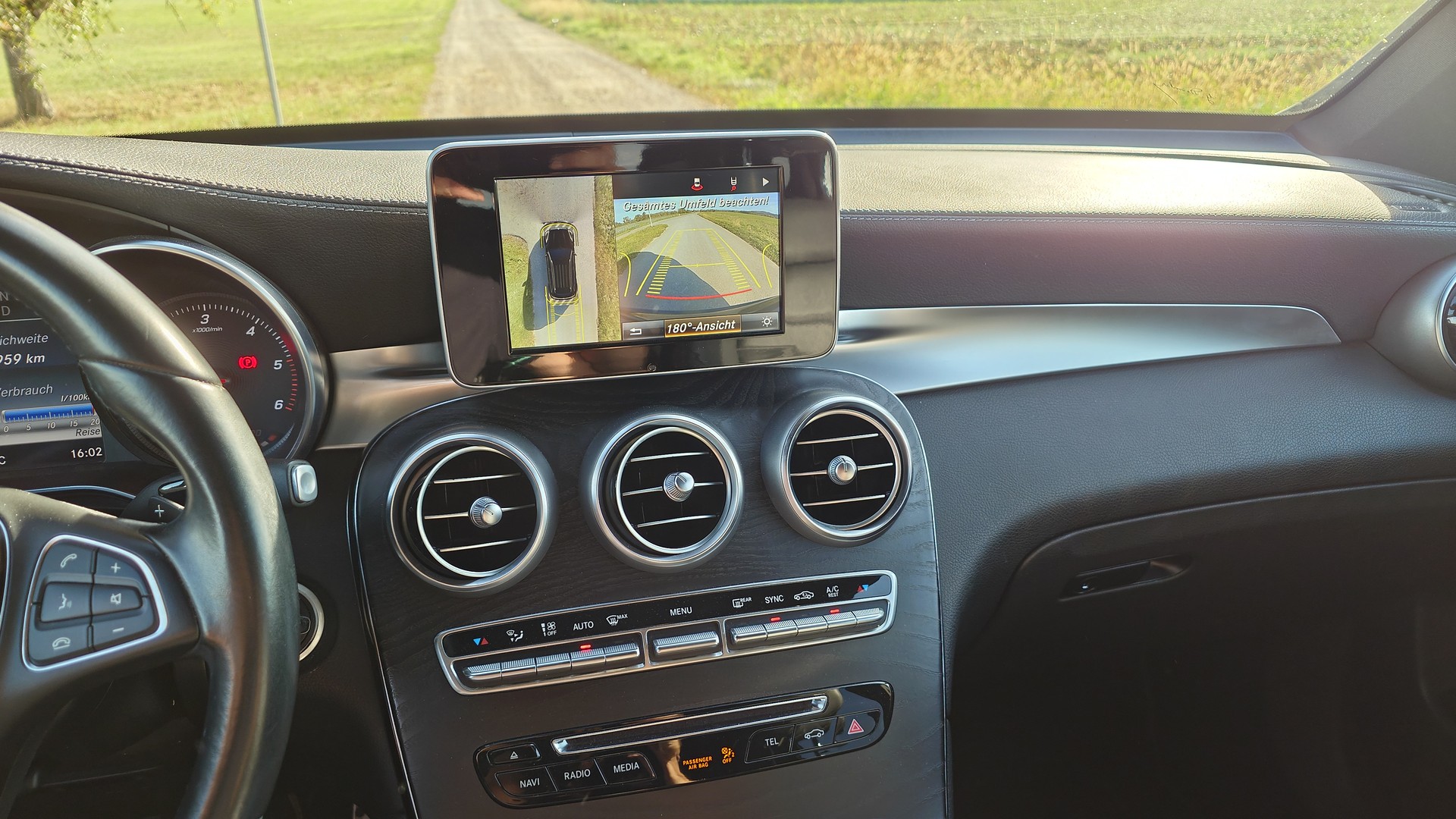 MERCEDES-BENZ GLC 250 d AMG Line 4Matic 9G-Tronic-image-17