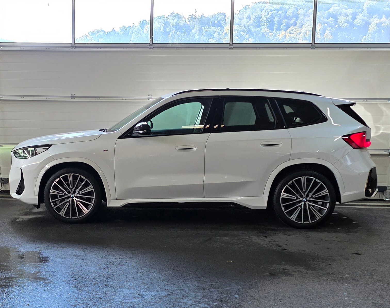 BMW X1 xDrive 23d 48V M Sport *AHK*Abstandsregler&Spurhalteassistent*Rückfahrkamera*Ambientebeleuchtung*-image-1