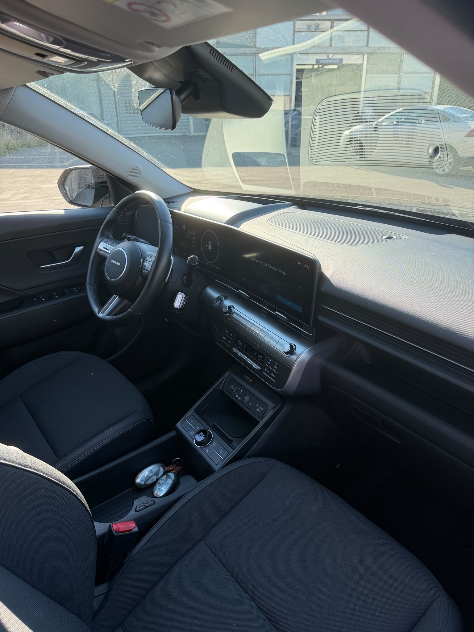 HYUNDAI Kona EV 65.4 kWh Amplia-image-10