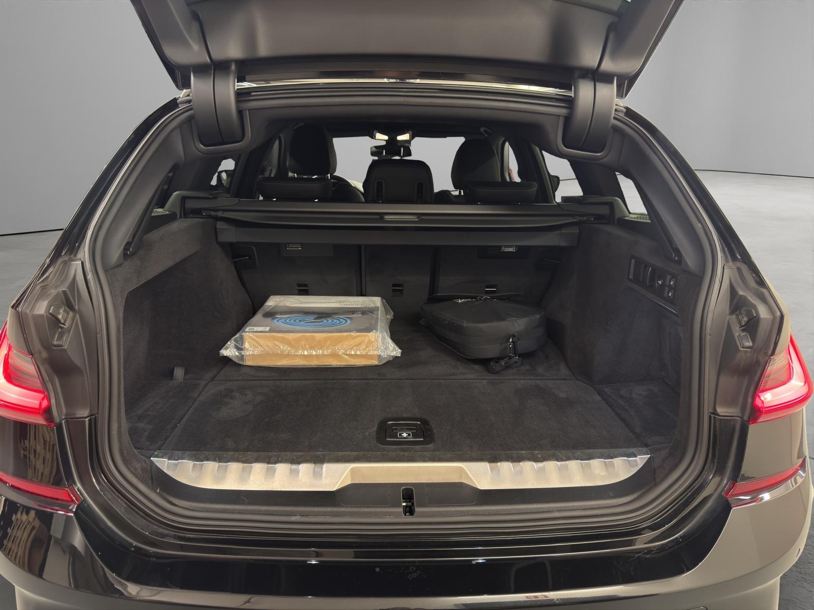 BMW 330e xDrive Touring-image-8