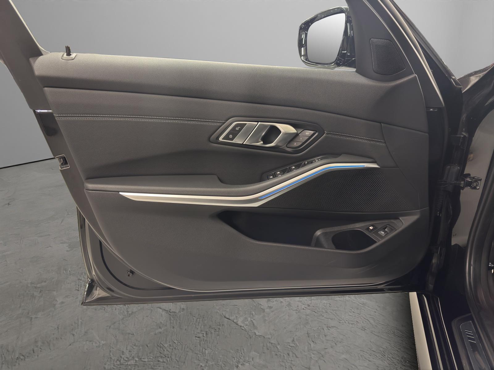 BMW 330e xDrive Touring-image-11