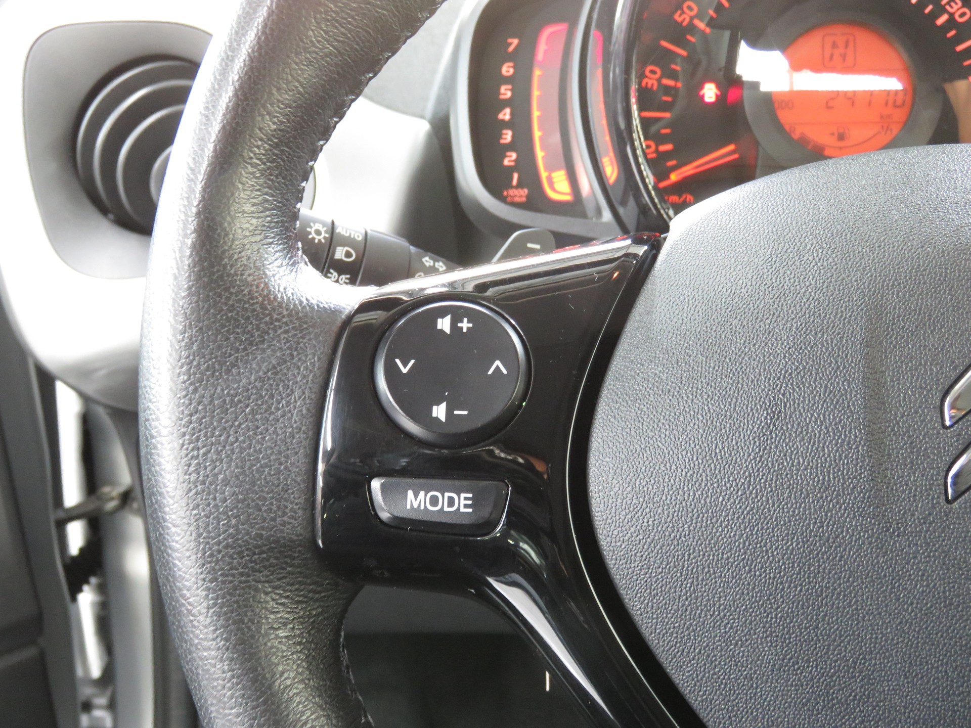 CITROEN C1 1.0 VTi ETG5 Shine Airscape-image-18