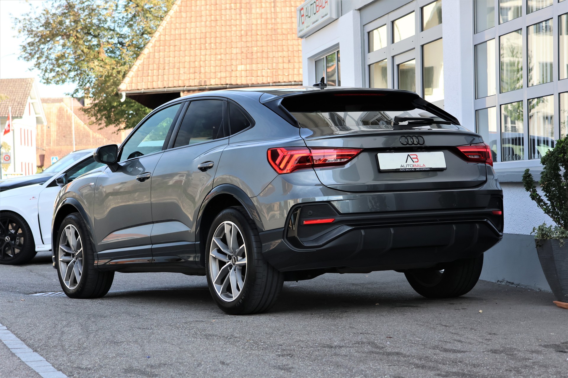 AUDI Q3 Sportback 35 TFSI S line Attraction S-tronic (CH)-image-2