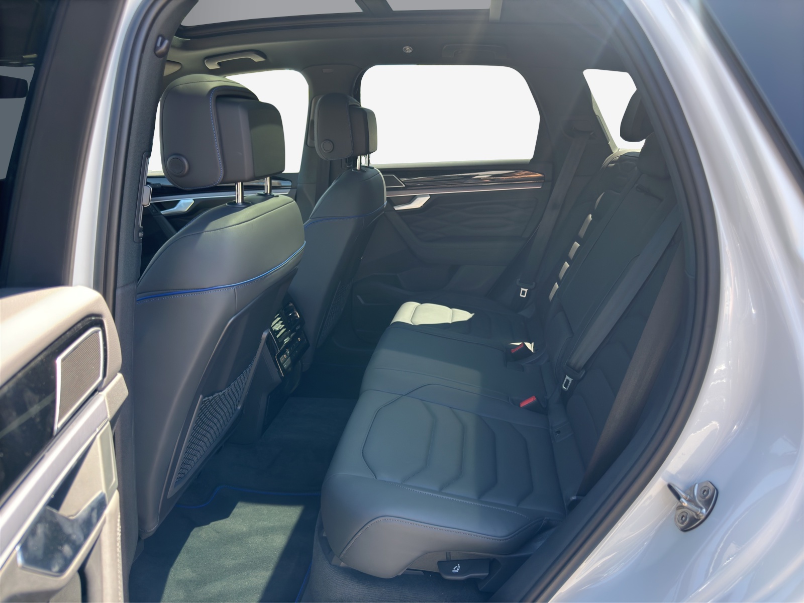 VW Touareg 3.0 TSI eHybrid R Tiptronic-image-11