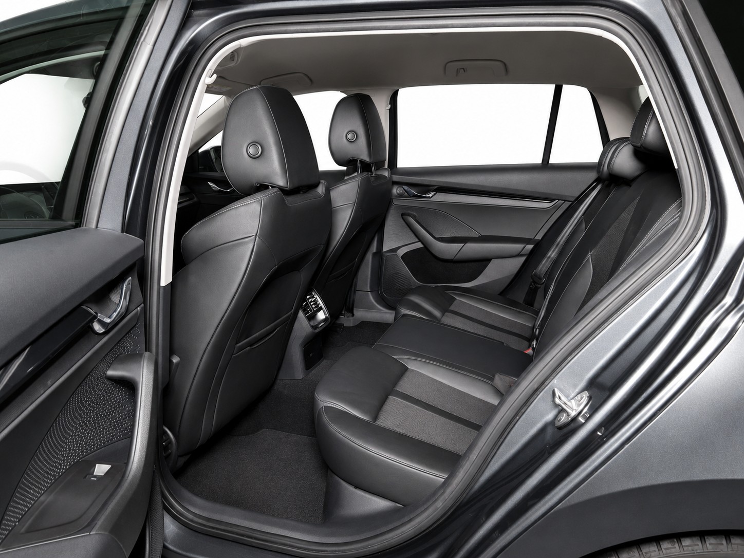 SKODA Octavia Combi 2.0 TDI Ambition 4x4 DSG-image-11