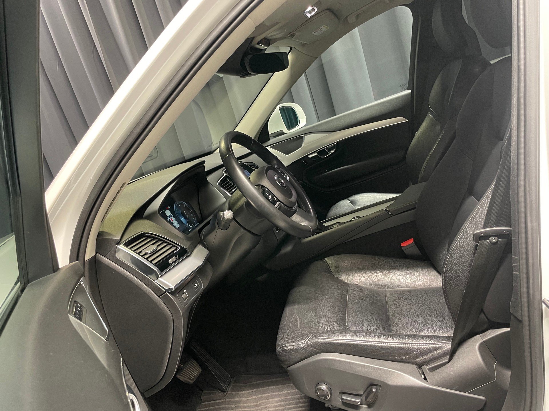 VOLVO XC90 D5 AWD Kinetic Geartronic (60)-image-6
