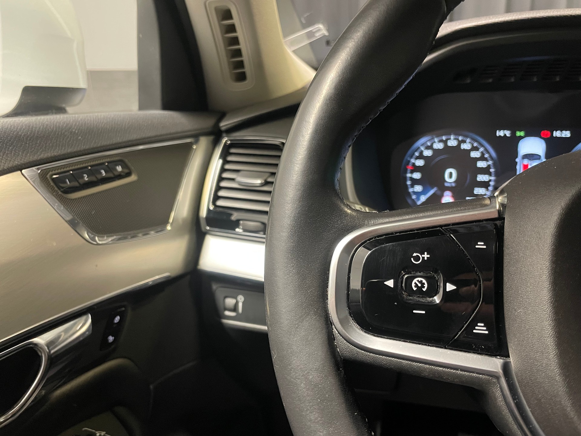 VOLVO XC90 D5 AWD Kinetic Geartronic (60)-image-11