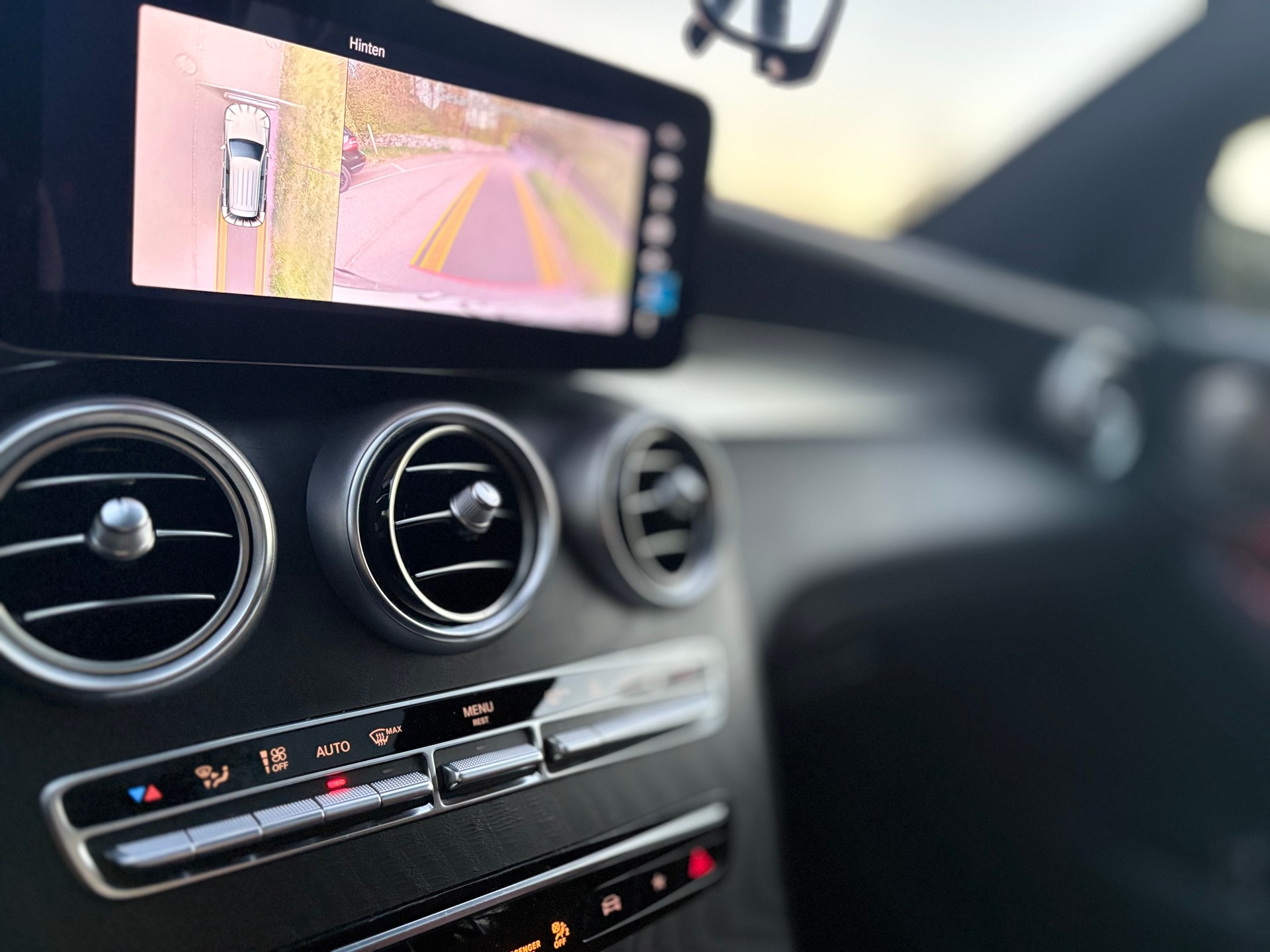 MERCEDES-BENZ GLC 300 e AMG Line 4Matic 9G-Tronic-image-12