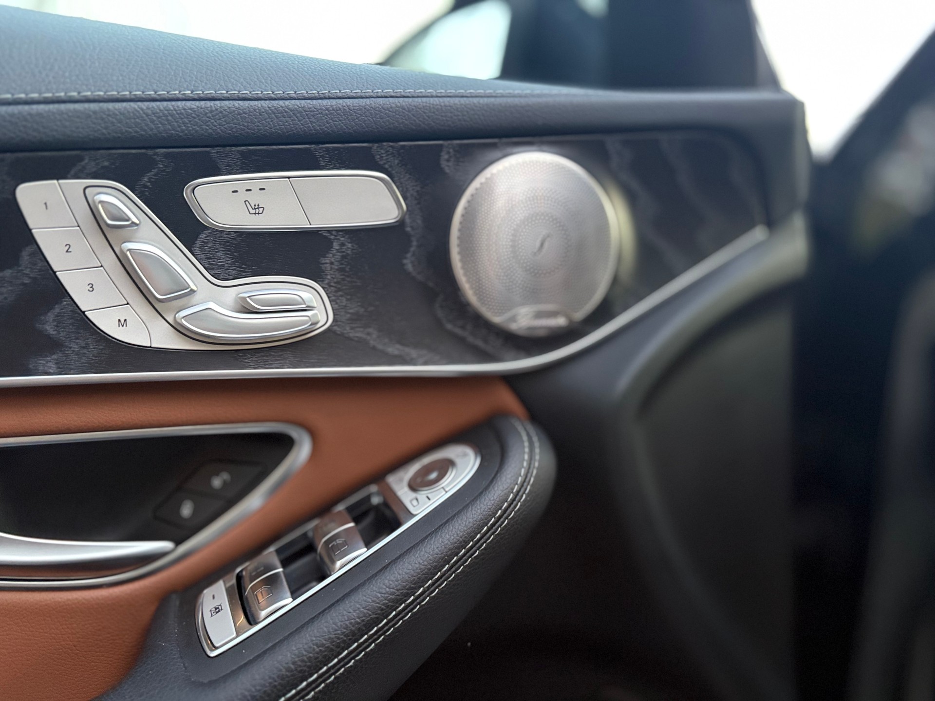 MERCEDES-BENZ GLC 300 e AMG Line 4Matic 9G-Tronic-image-9