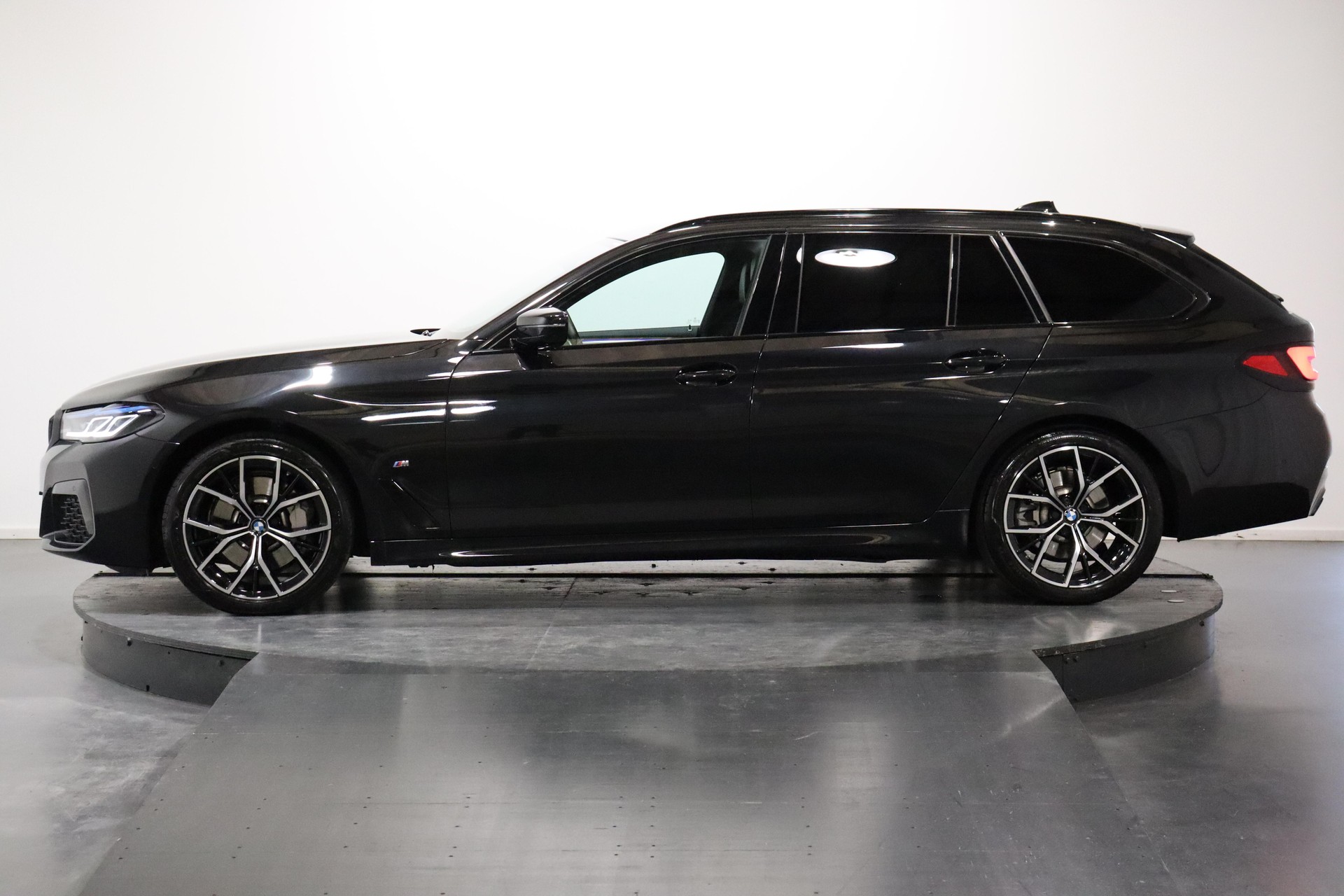 BMW 530i xDrive Touring-image-1