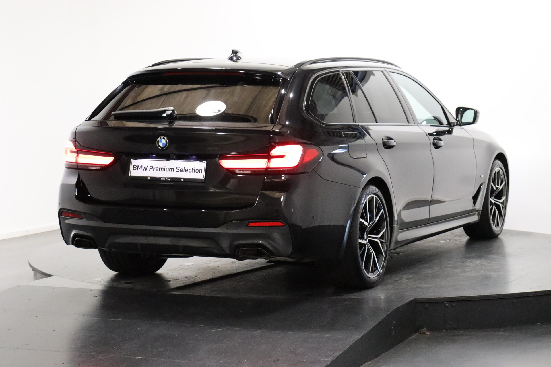 BMW 530i xDrive Touring-image-3