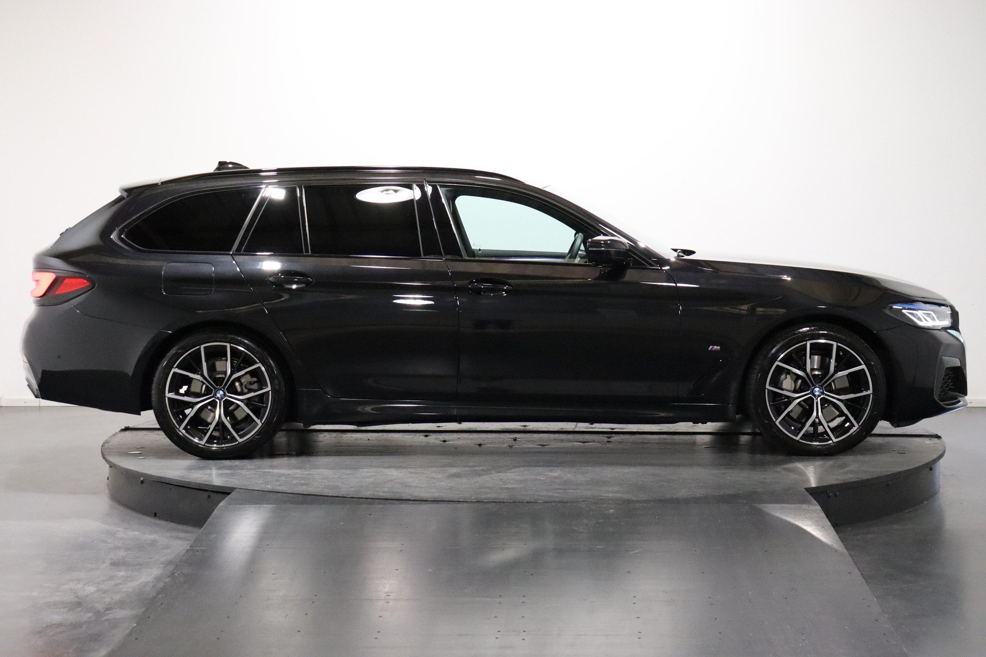 BMW 530i xDrive Touring-image-2