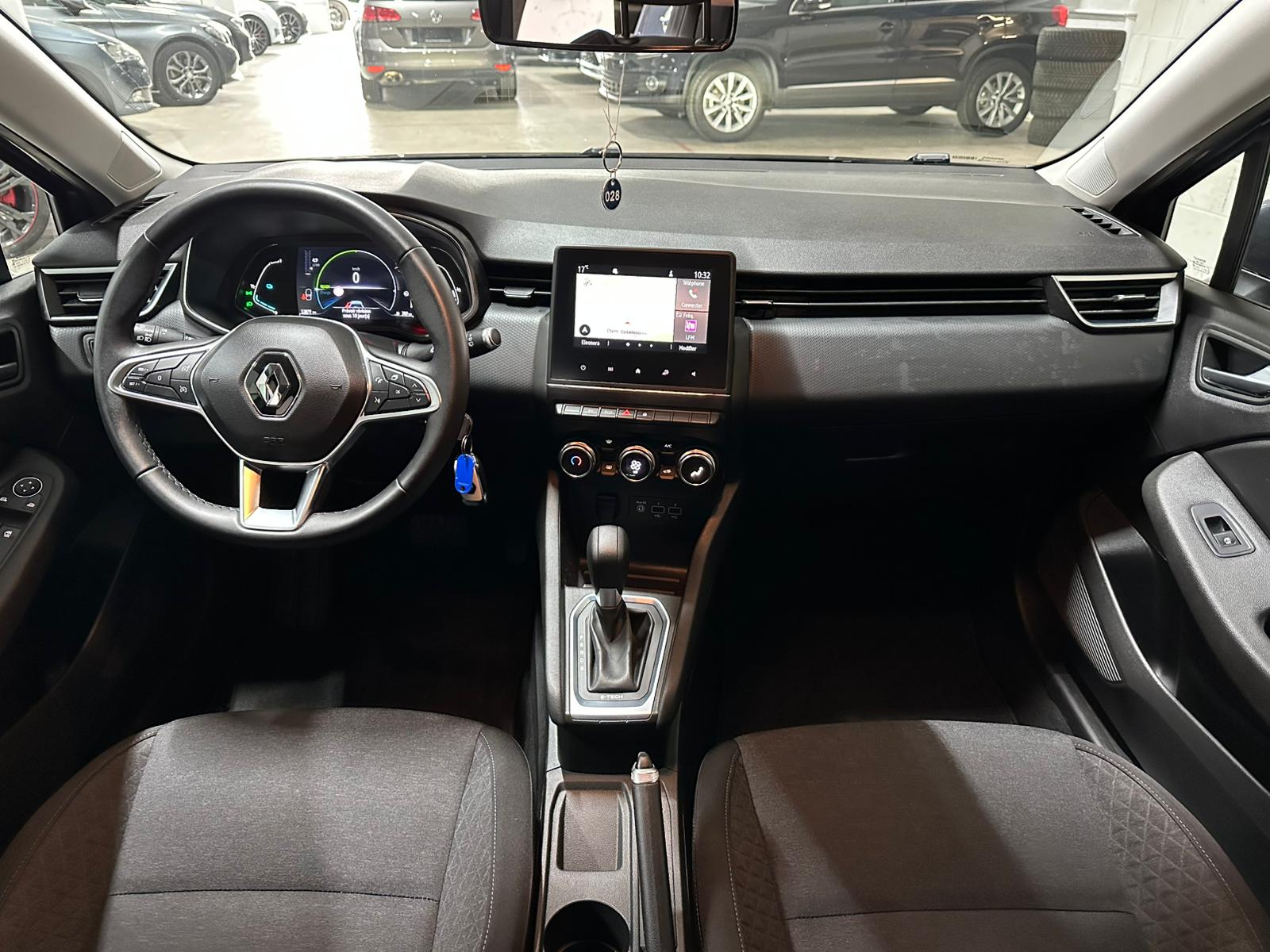 RENAULT Clio 1.6 E-Tech Zen-image-10