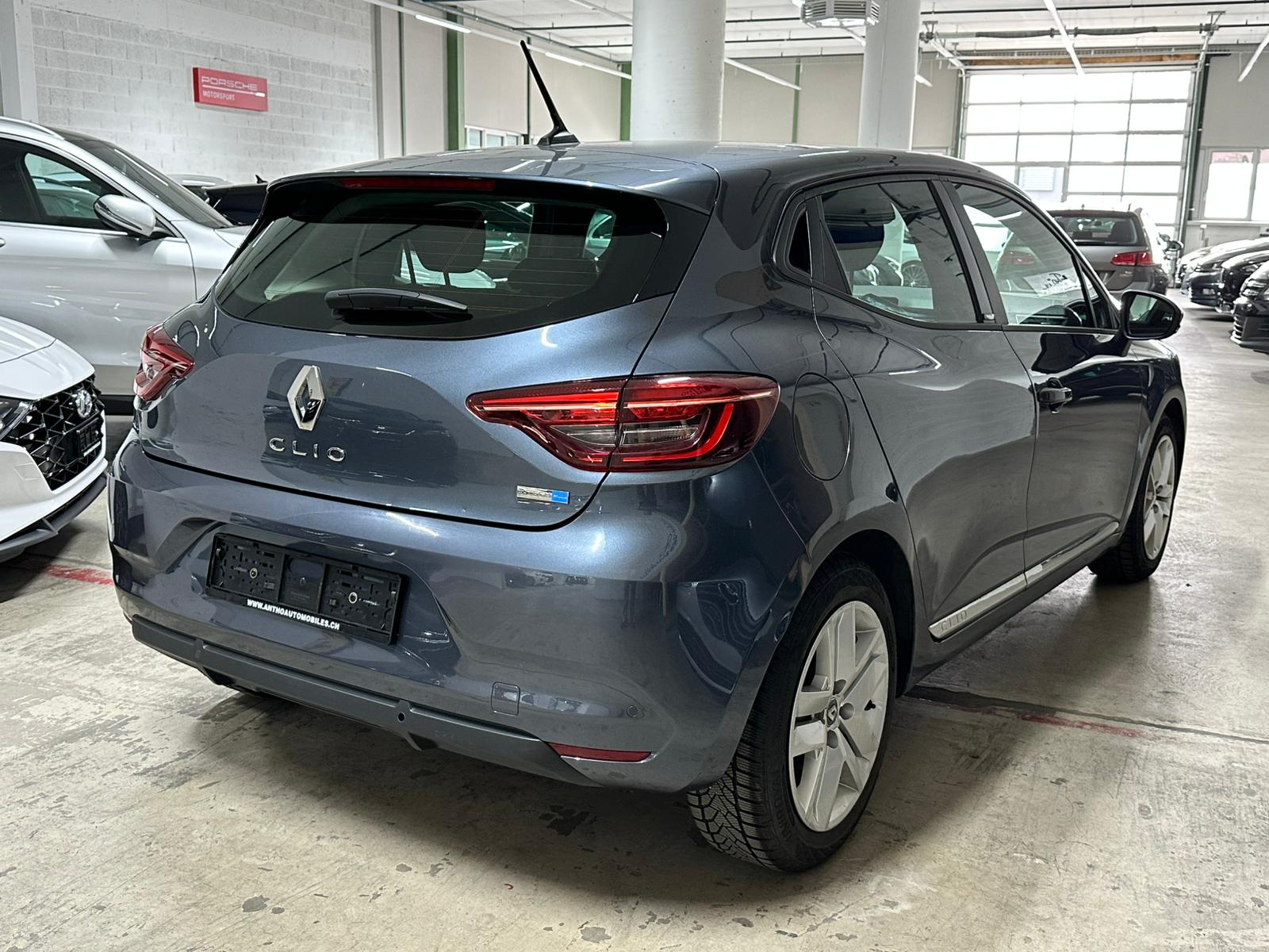 RENAULT Clio 1.6 E-Tech Zen-image-3