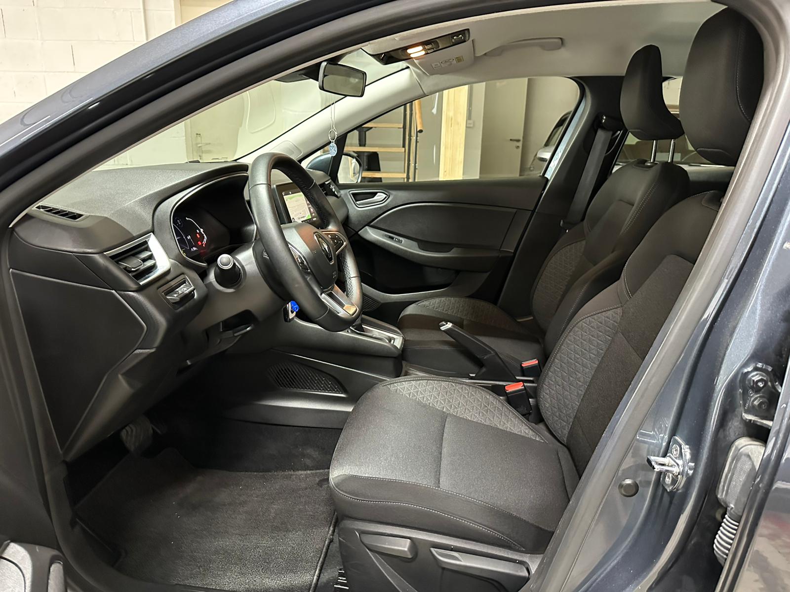 RENAULT Clio 1.6 E-Tech Zen-image-9