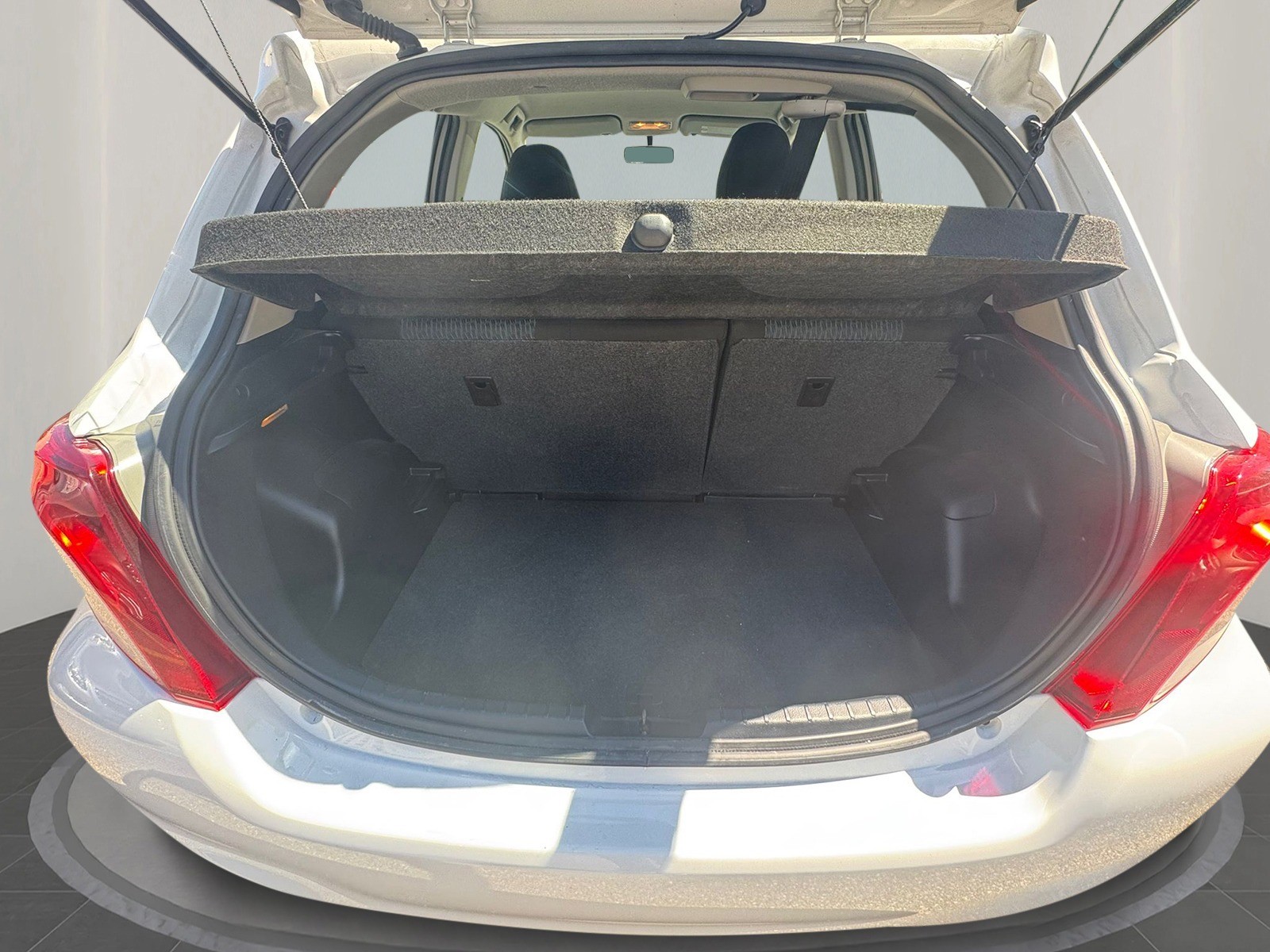 TOYOTA Yaris 1.33 Luna-image-4