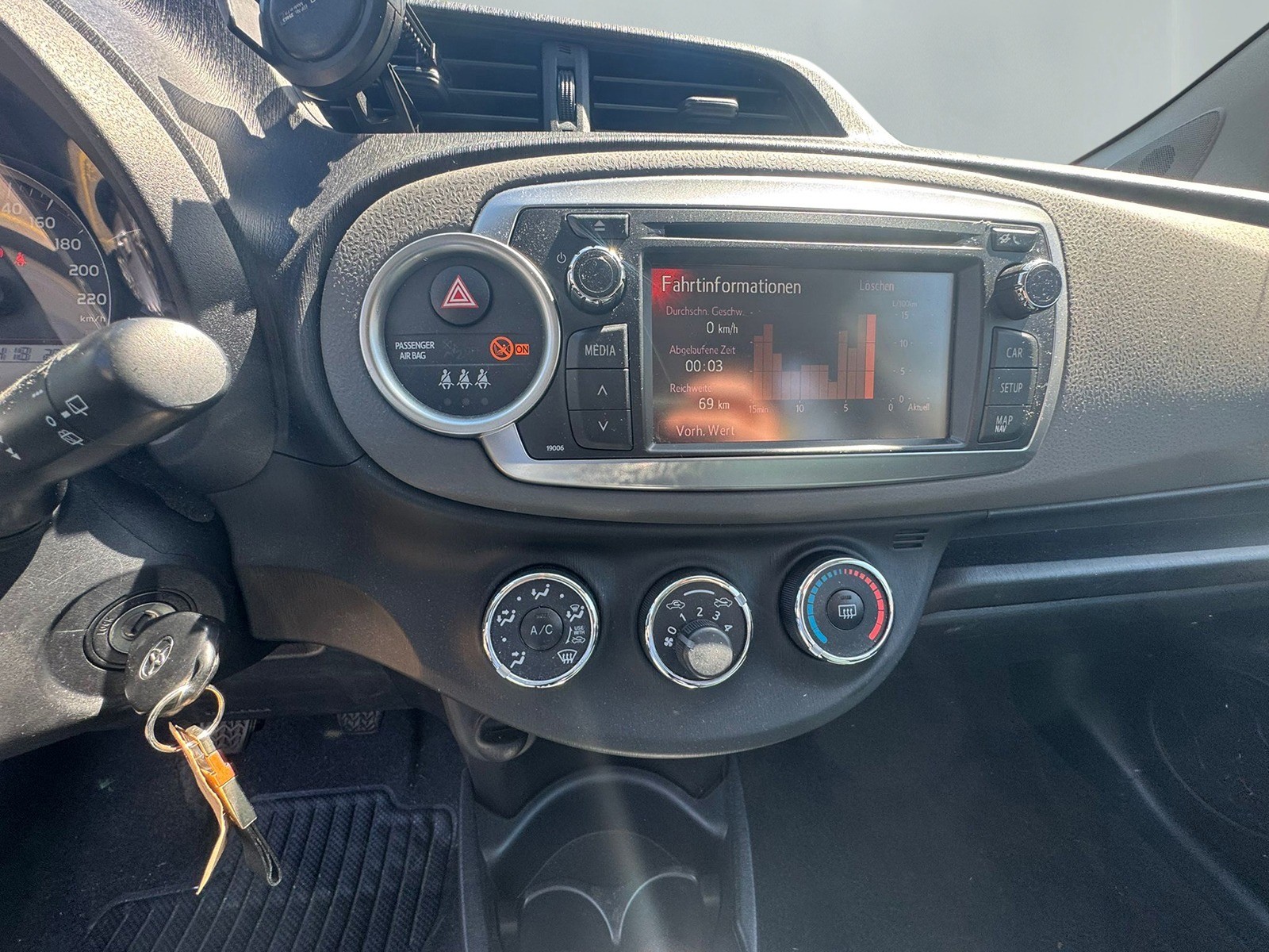 TOYOTA Yaris 1.33 Luna-image-13