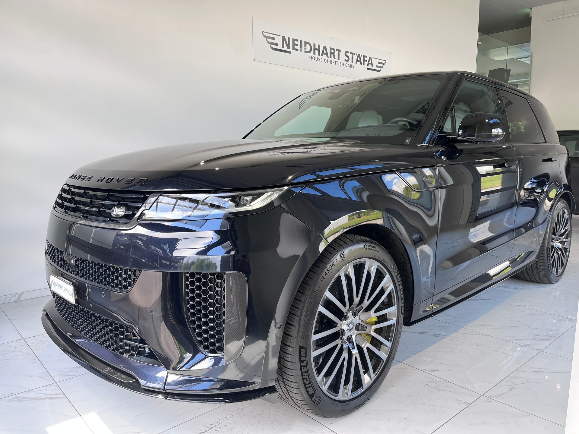 LAND ROVER Range Rover Sport P635 SV Edition Two-showroom-element-1