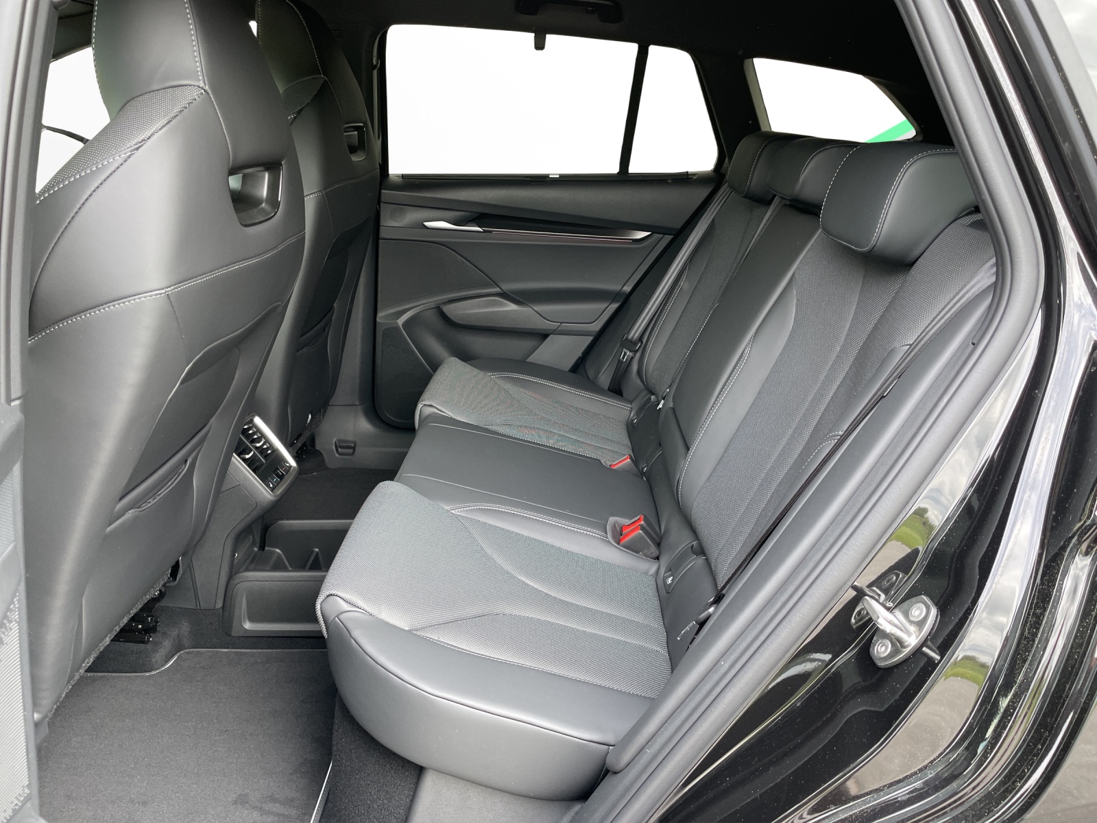 SKODA Enyaq 4x4 RS-image-13