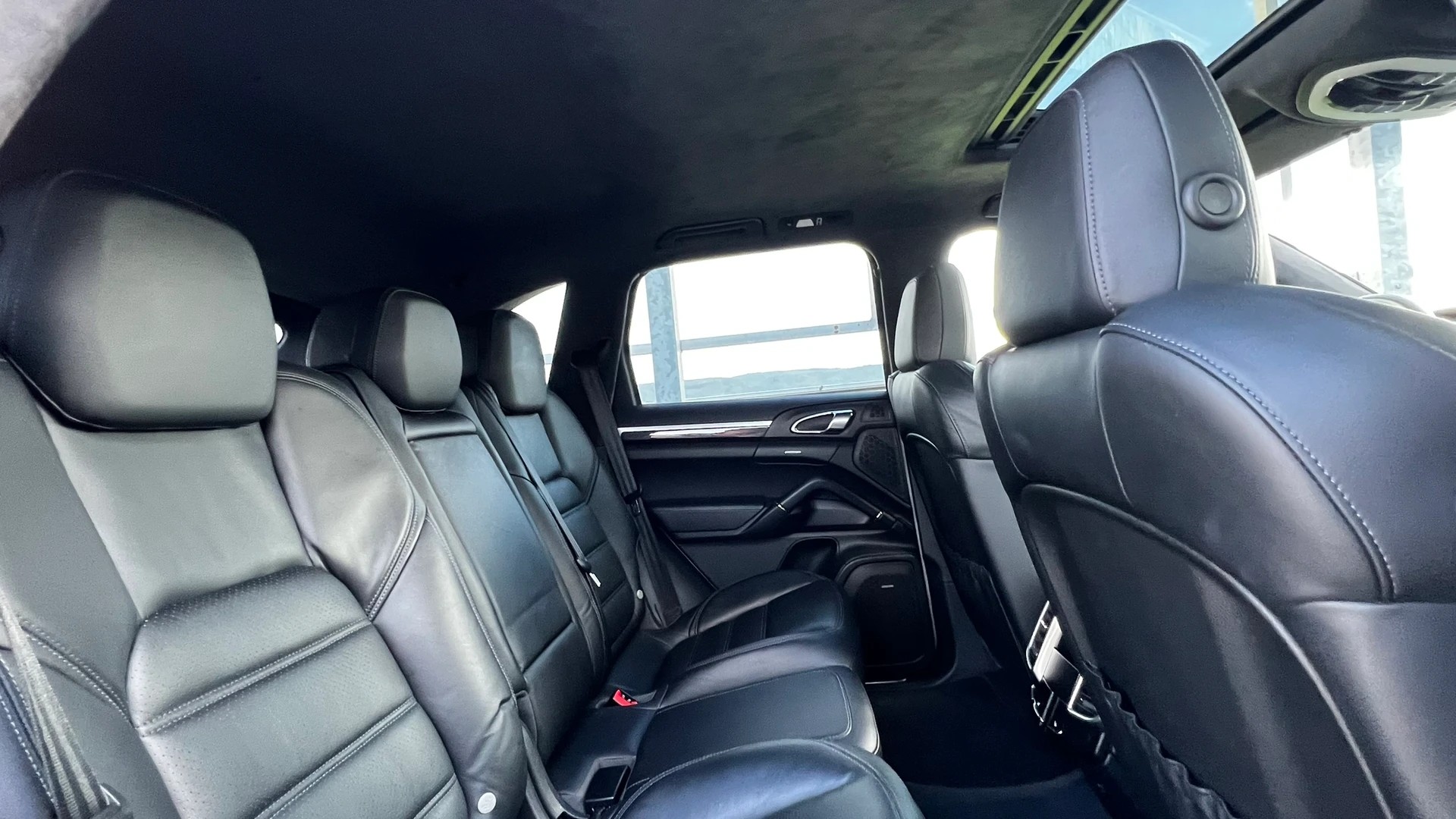 PORSCHE CAYENNE TURBO BLACK l 500 PS-image-28