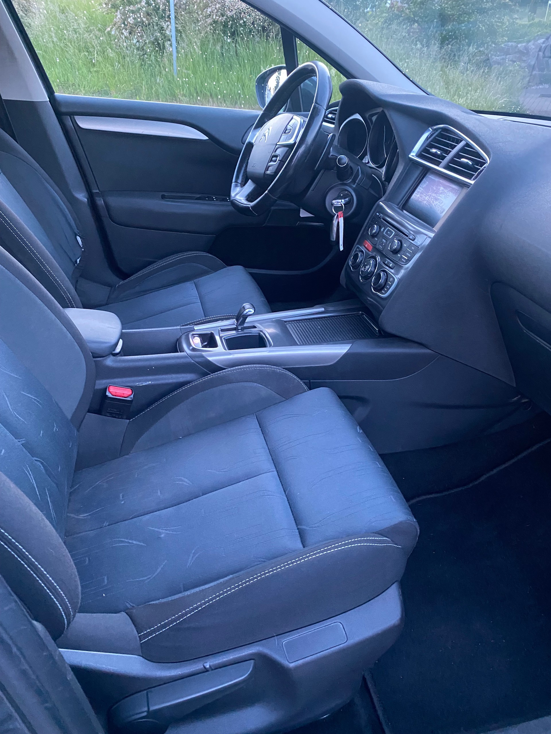 CITROEN C4 Berline 1.6 e-HDi Swiss Style EGS6-image-9