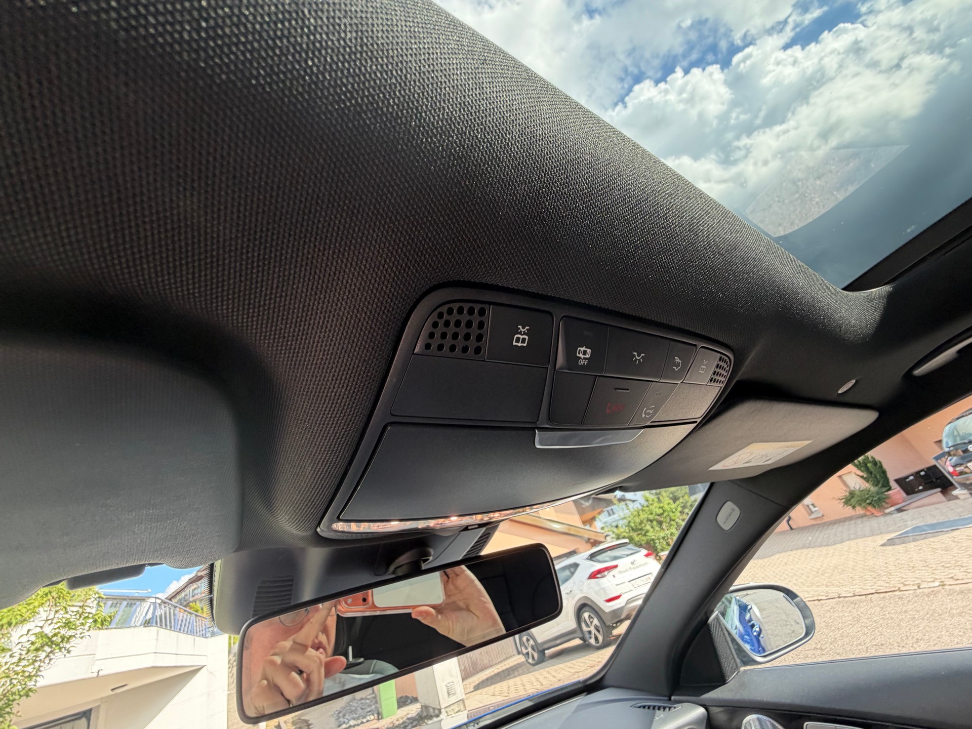MERCEDES-BENZ C 200 Swiss Star AMG Line 4matic-image-4