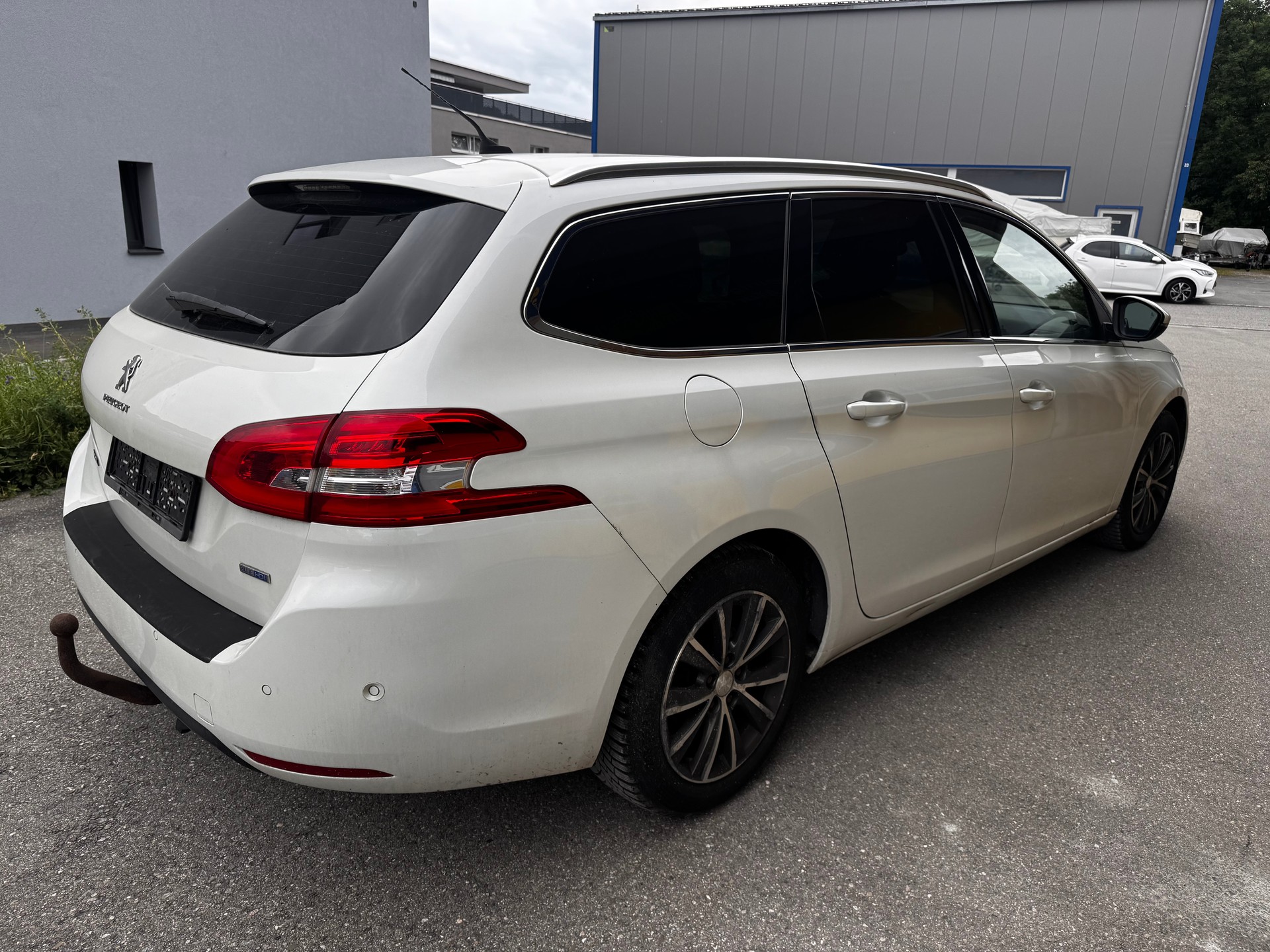 PEUGEOT 308 SW 2.0 BlueHDI Allure Automatic-image-6