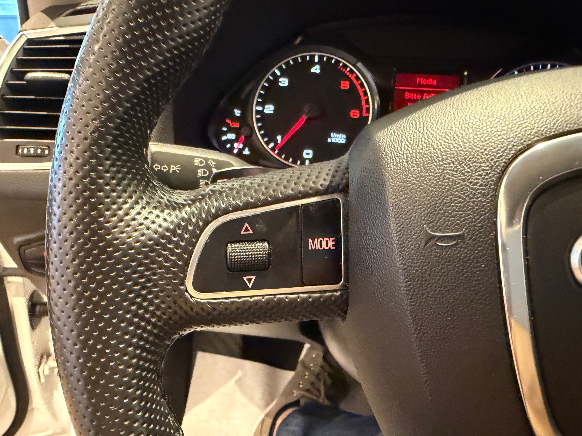 AUDI Q5 2.0 TDI quattro S-Tronic-image-16