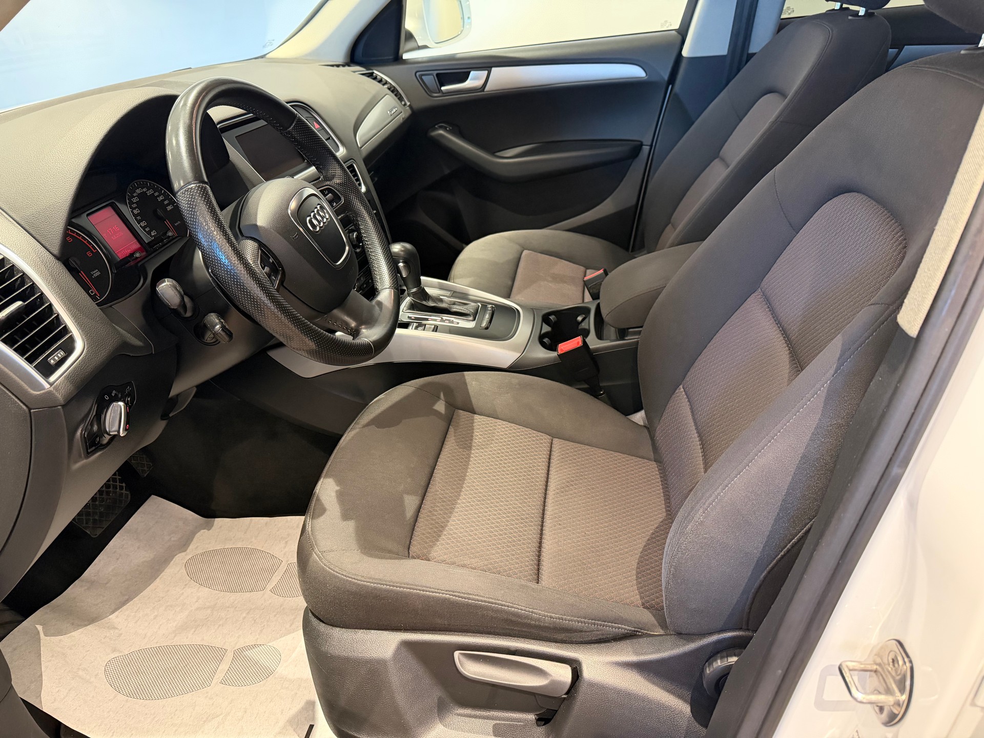 AUDI Q5 2.0 TDI quattro S-Tronic-image-10