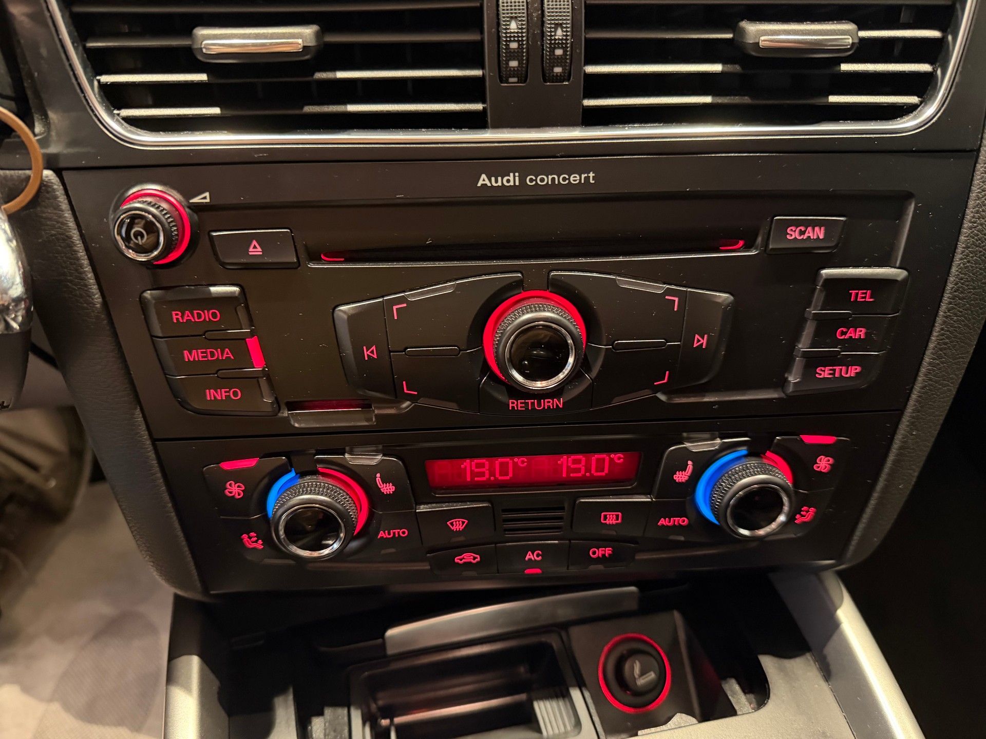 AUDI Q5 2.0 TDI quattro S-Tronic-image-14