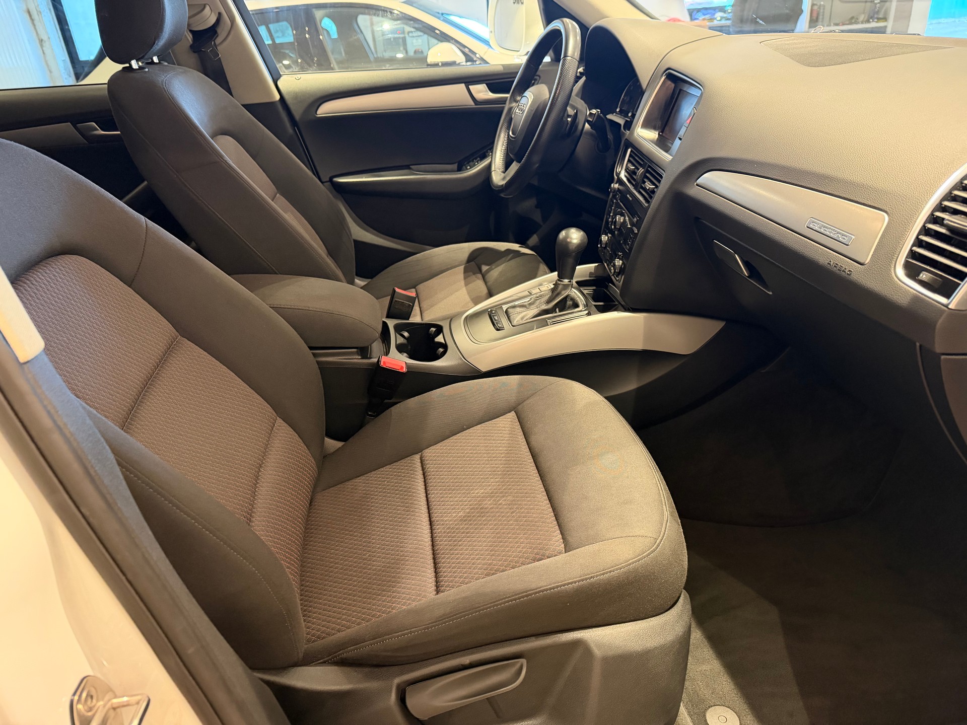 AUDI Q5 2.0 TDI quattro S-Tronic-image-6