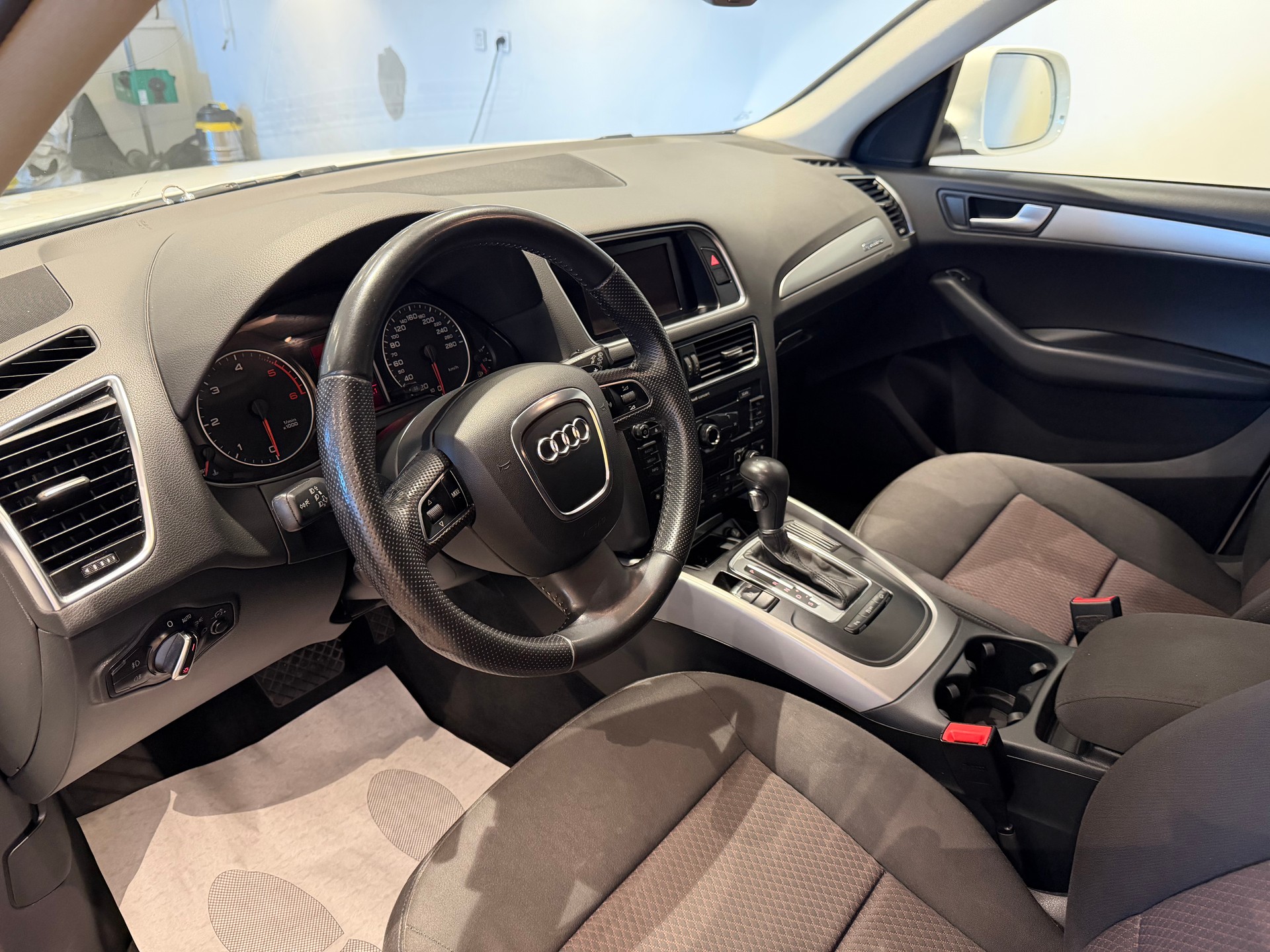 AUDI Q5 2.0 TDI quattro S-Tronic-image-11