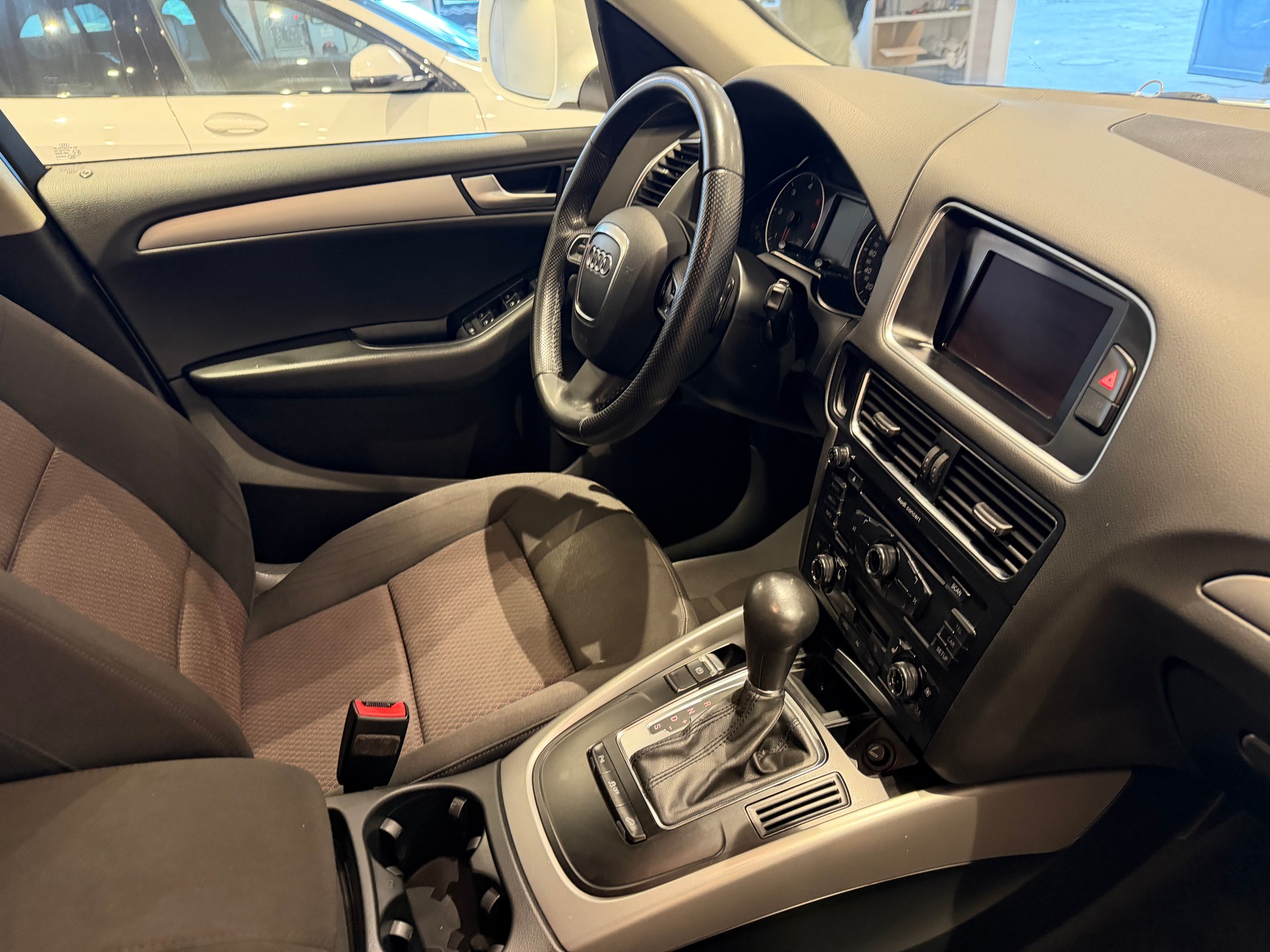 AUDI Q5 2.0 TDI quattro S-Tronic-image-7
