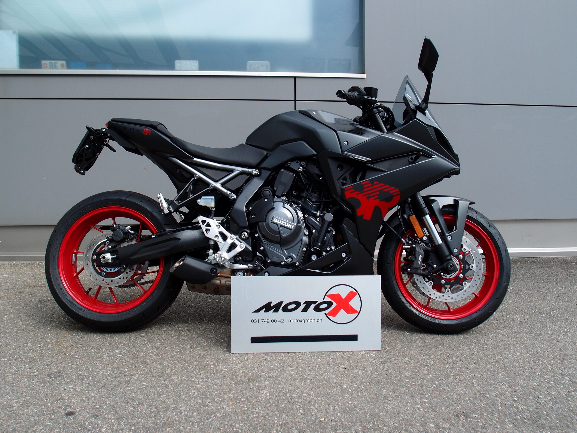 SUZUKI GSX-8R