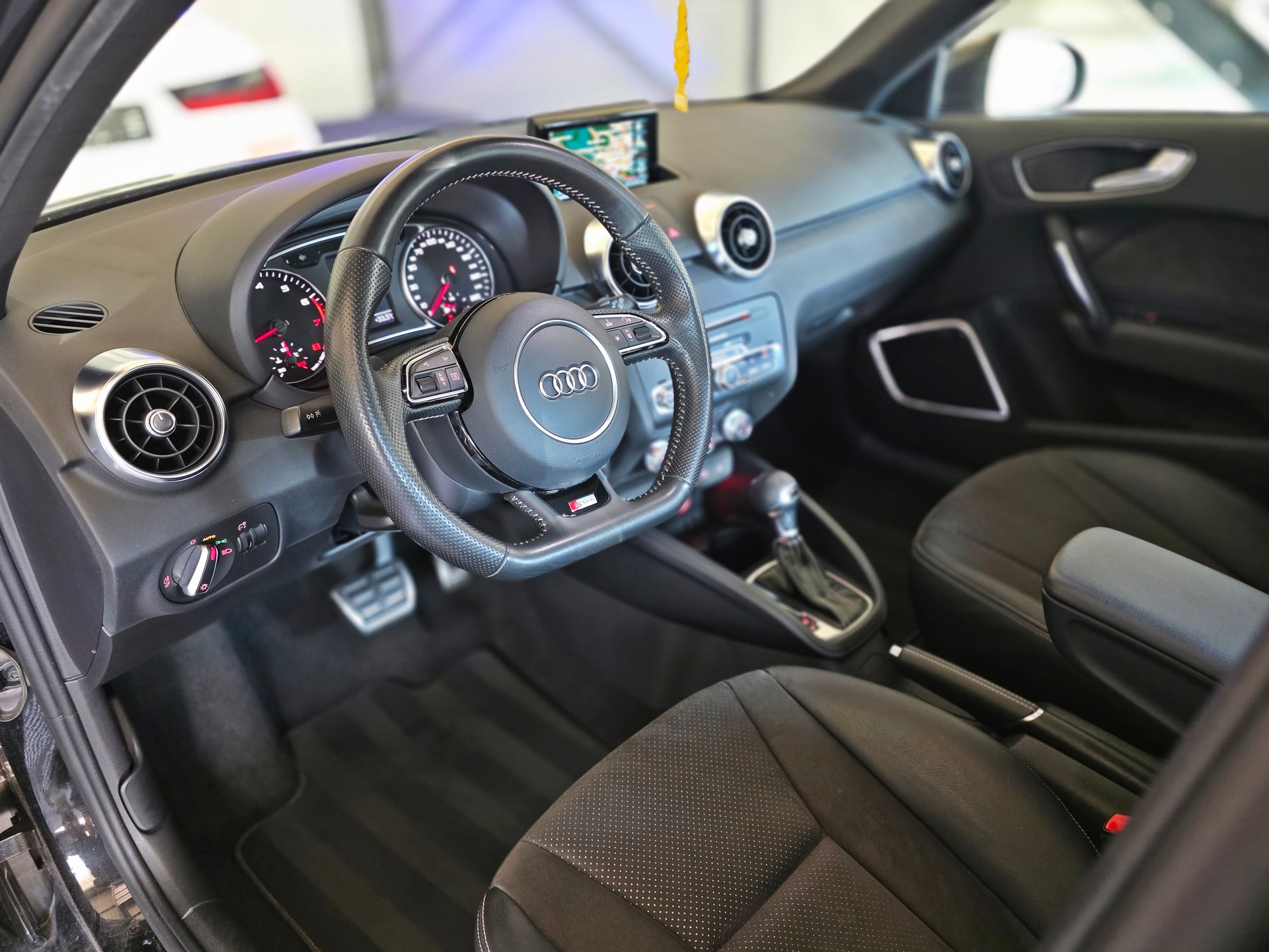 AUDI A1 Sportback 1.8 TFSI Sport S-tronic-image-10