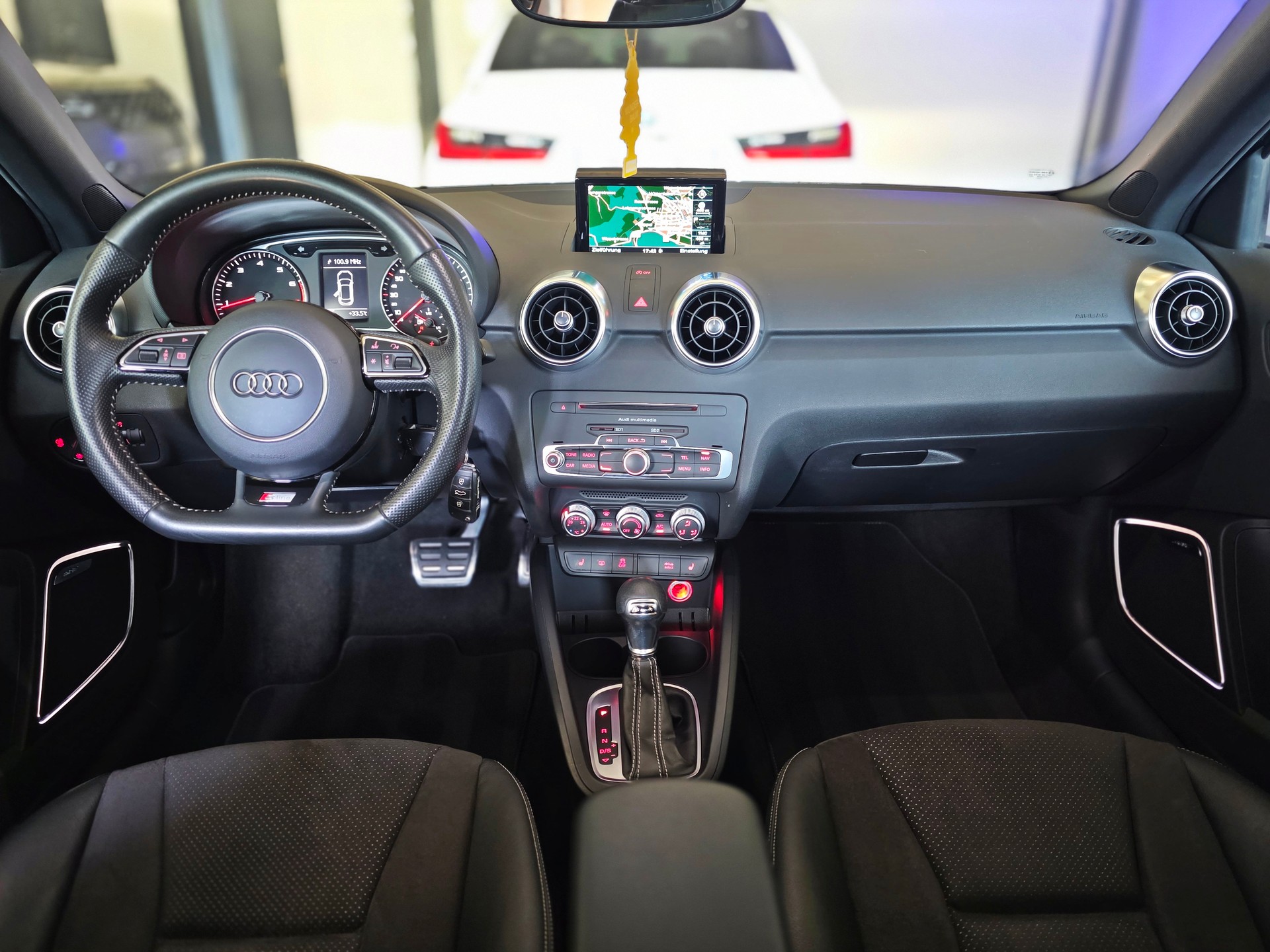 AUDI A1 Sportback 1.8 TFSI Sport S-tronic-image-13