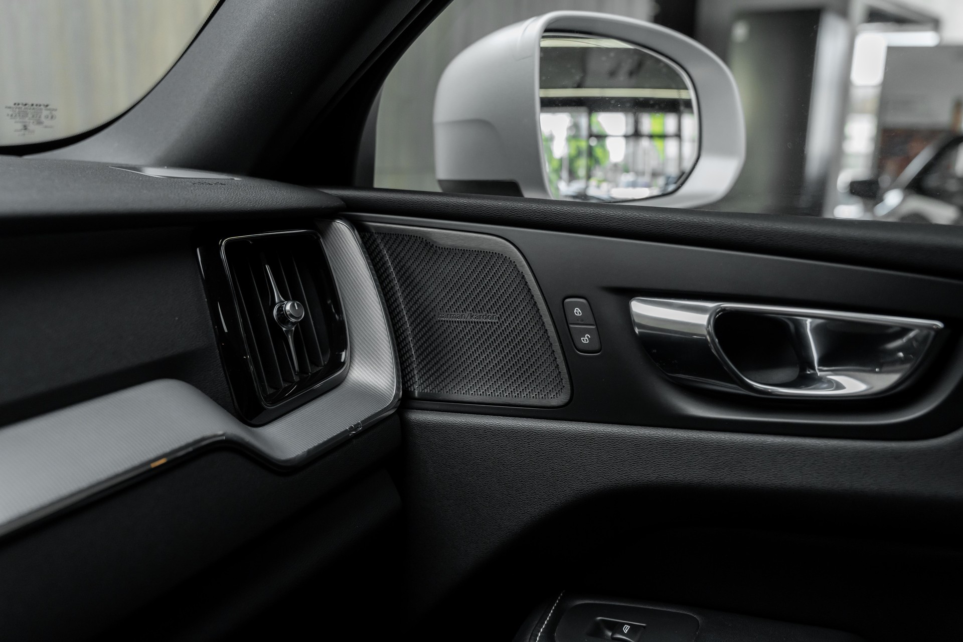 VOLVO XC60 D4 AWD R-Design Geartronic-image-18