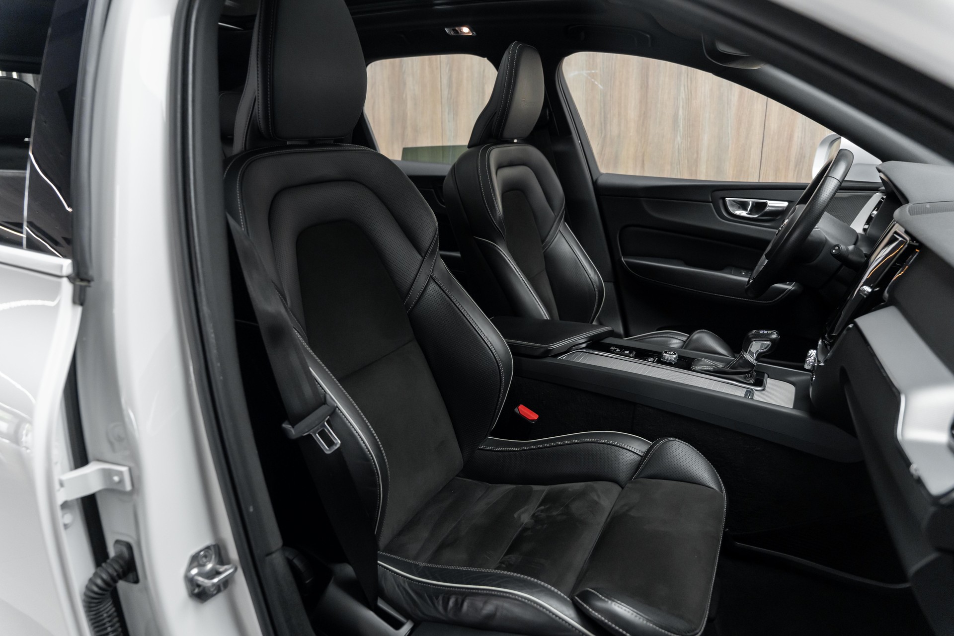 VOLVO XC60 D4 AWD R-Design Geartronic-image-8