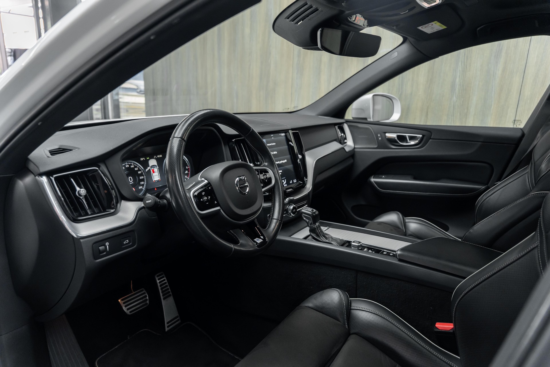 VOLVO XC60 D4 AWD R-Design Geartronic-image-3