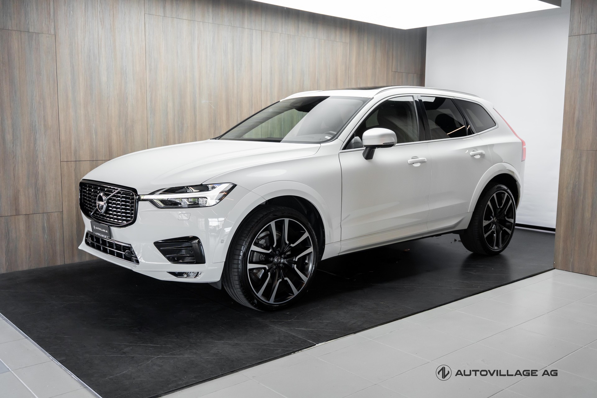 VOLVO XC60 D4 AWD R-Design Geartronic-image-0