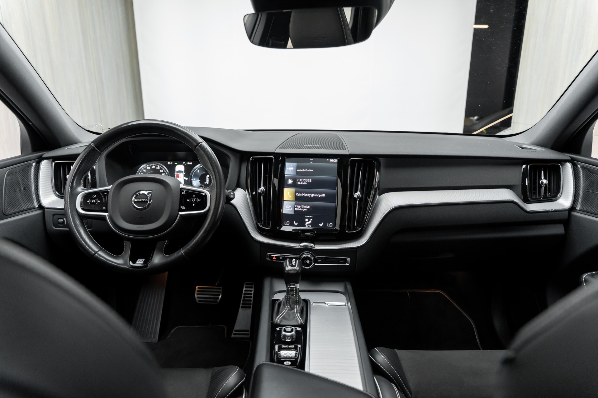 VOLVO XC60 D4 AWD R-Design Geartronic-image-2