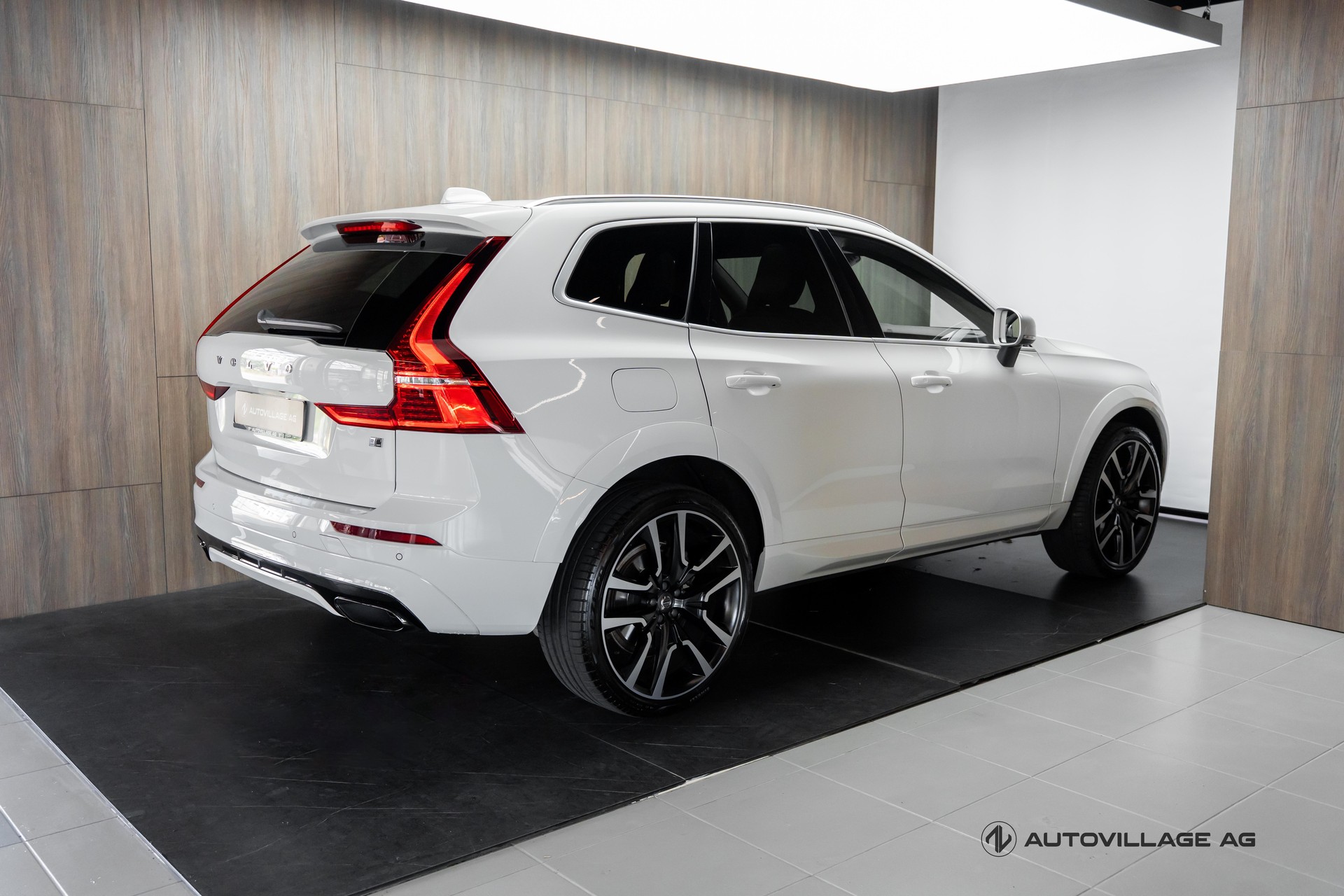 VOLVO XC60 D4 AWD R-Design Geartronic-image-1